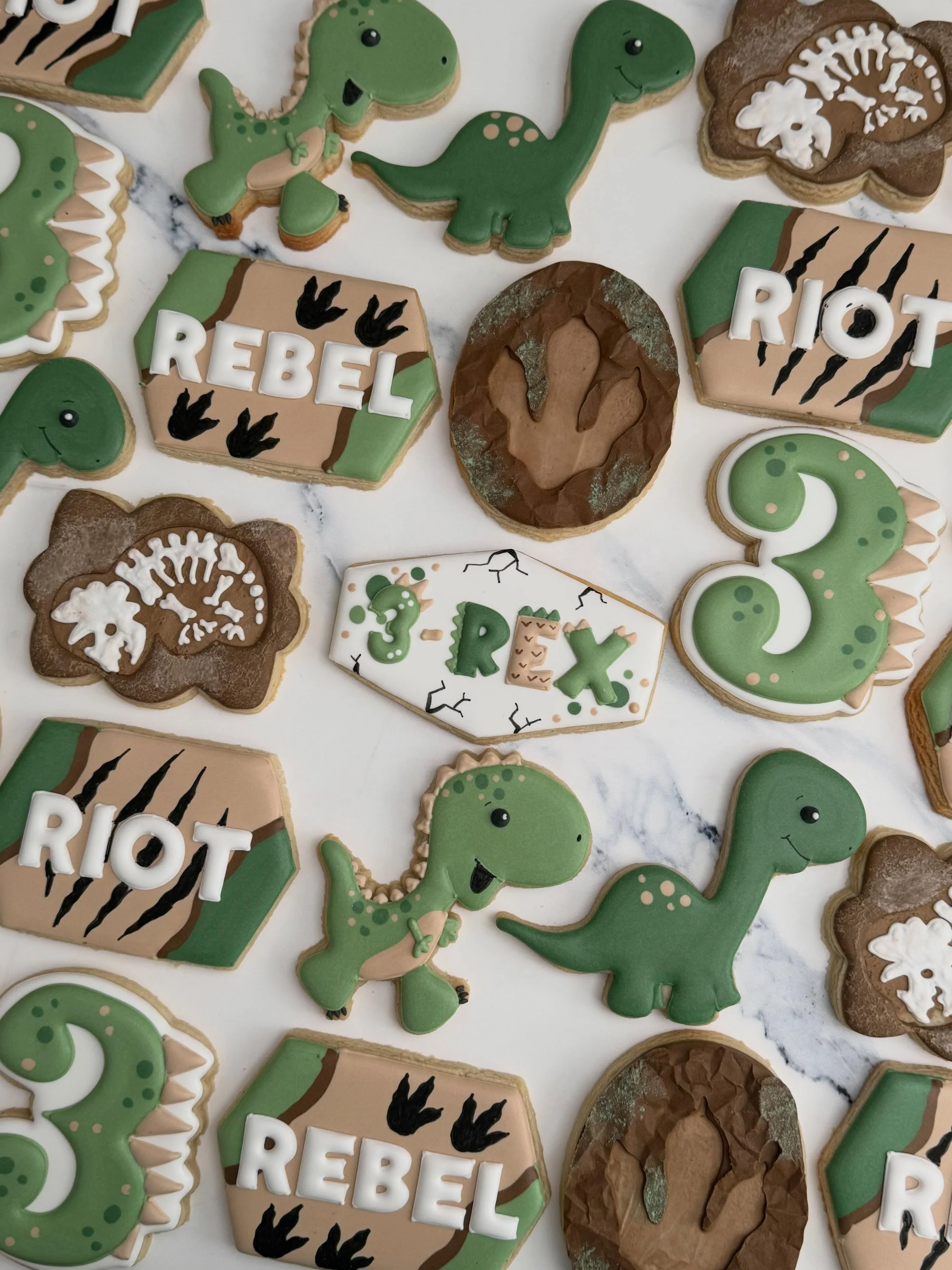 ROAR means &ldquo;happy birthday!&rdquo; 🦖 🎂 🦕 

Made this dinosaur set for twins Rebel + Riot&rsquo;s 3rd birthday and I&rsquo;m officially obsessed with this theme.

#tatestreats #dinosaurcookies #threerex #3rdbirthday #orangecountycookies