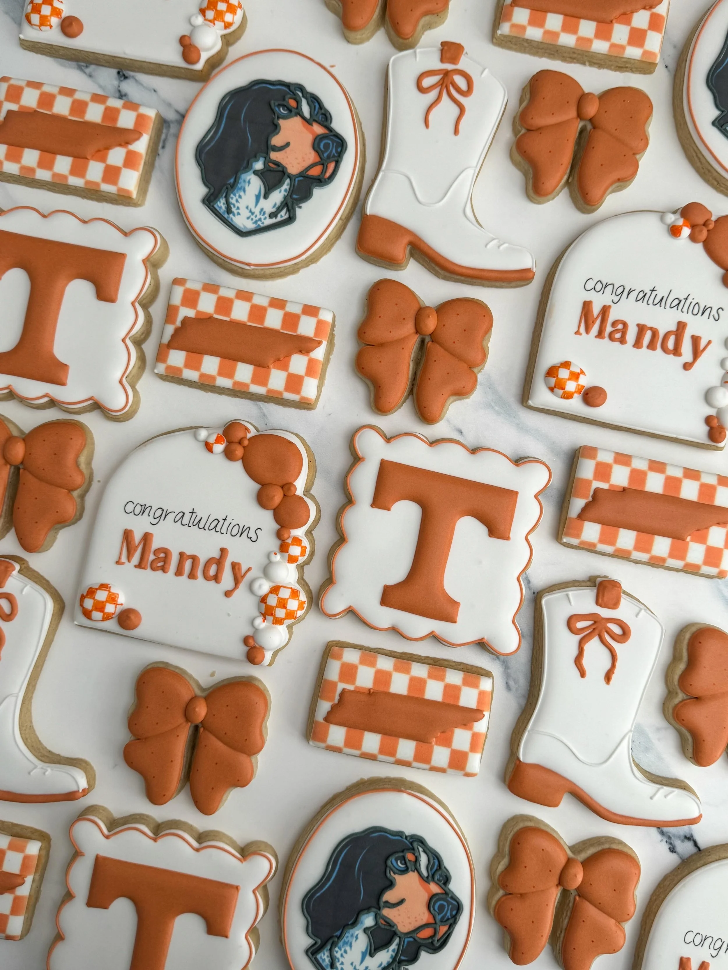 A little Southern charm and a whole lot of Volunteer spirit 🍊🤠 Goodbye hometown, hello Rocky Top!

#tatestreats #universityoftennessee #gradcookies #orangecountycookies