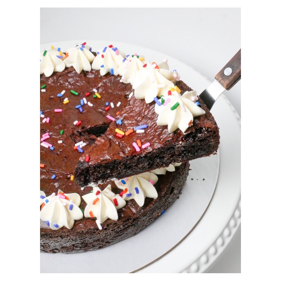 Get yourself a Brownie Cake 🤎🍫 Available on our online store 🛒

#brownie #browniecake #valentineday #valentinesday #valentines #cake #chocolate #chocolatecake #brownies #kelowna #kelownafood #ylw #foodie #kelownafoodie