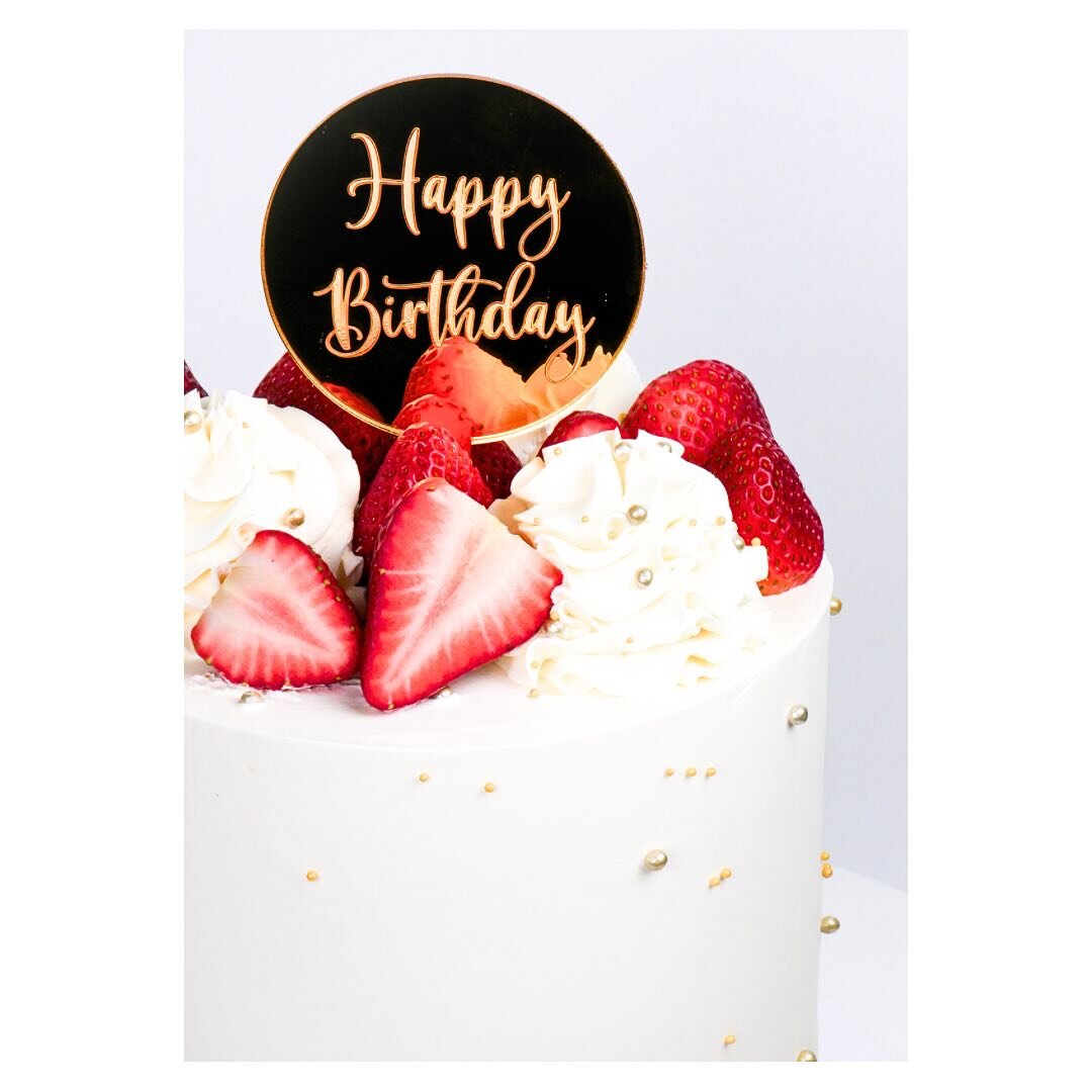 Cute little strawberry shortcake 🍰

#strawberry #strawberryshortcake #cake #kelowna #kelownacakes #ylw #ylweats #ylwfood #kelownafoodie #kelownafood #kelownabc #cake #cakedesign