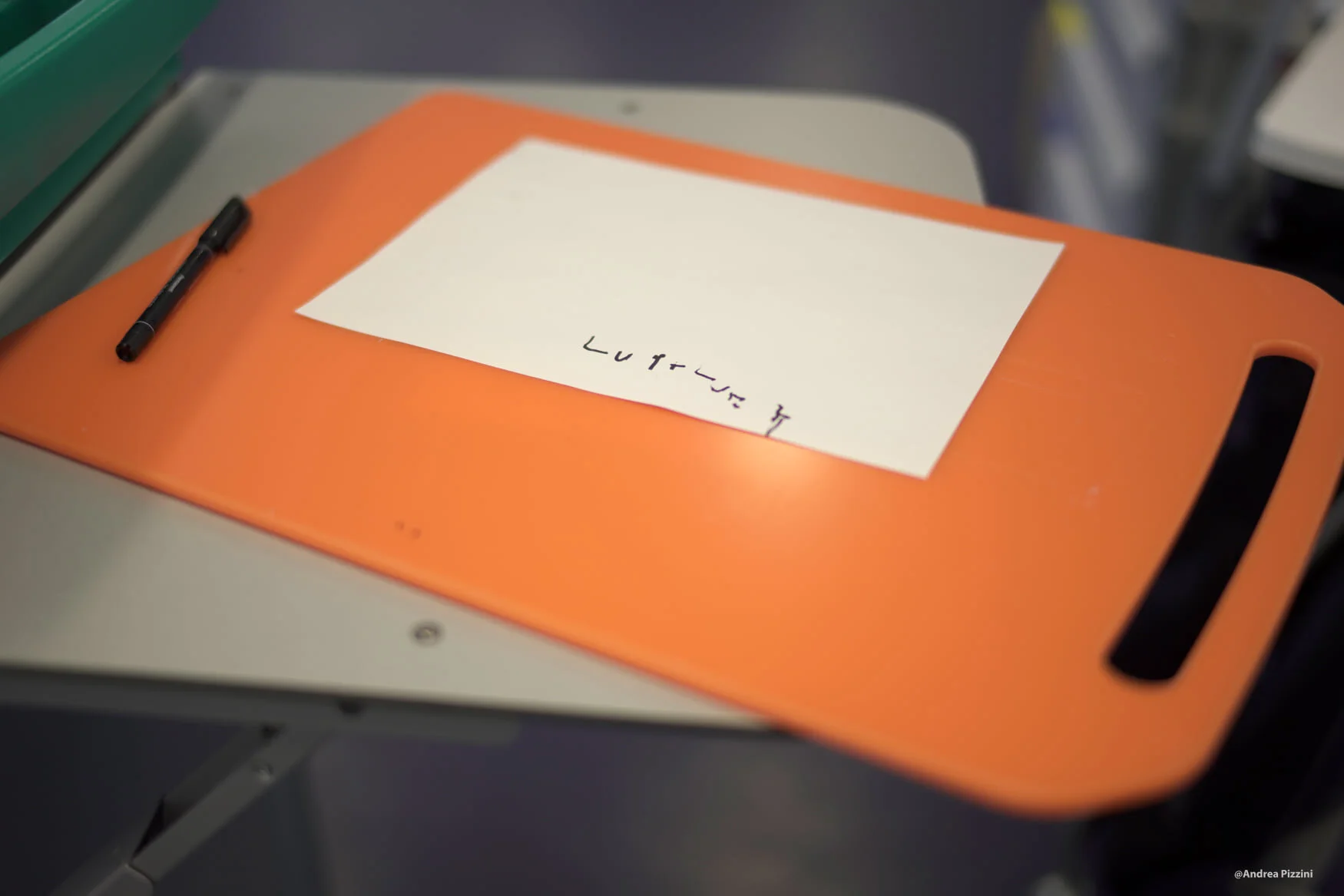 Un paziente in terapia intensiva mi riconosce perché è del mio stesso paese di origine.
Vuole parlarmi ma non può perché intubato. Mi fa segno che vuole scrivere e gli porto un foglio.
Lui per due volte scrive la parola "Luft Luft", gli mancava l'ari