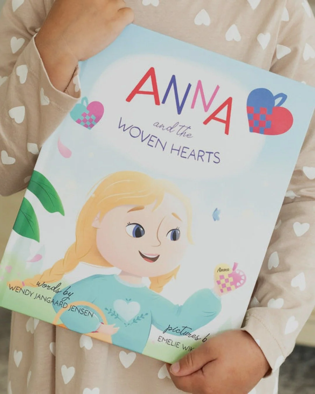 The woven heart has always been one of my favorite Scandinavian traditions &mdash; such a simple little craft, yet filled with so much meaning. Love, care, connection&hellip; all passed down from one generation to the next. ❤️🤍

That&rsquo;s exactly