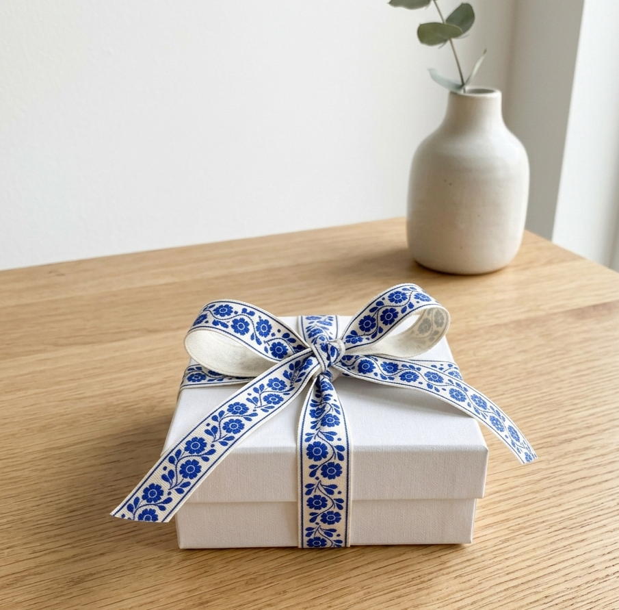 Blue+Floral+Cotton+Ribbon+White+Gift+Box.png