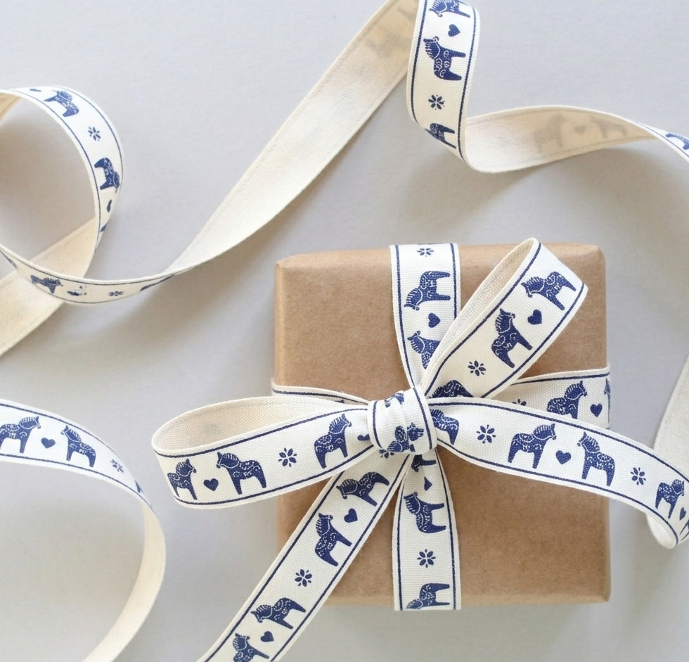 Blue+Dala+Horse+Ribbon+on+Gift+Box.png