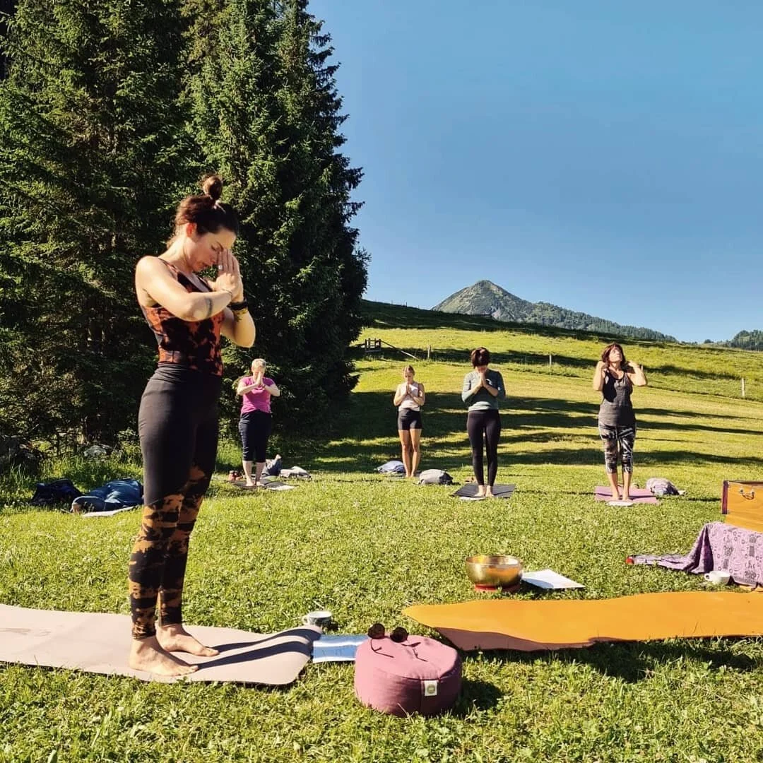 Eindr&uuml;cke von unserem Yoga | Klang &amp; Wiesen-Brunch vergangenes Wochenende am @hochnossler See🧘&zwj;♀️🎶☕
Das Wetter, die Kulisse, die lieben Menschen &amp; die Zusammenarbeit mit Stephanie von @stephanie.lichtzweig - einfach sche ❣️🙏
Es wi
