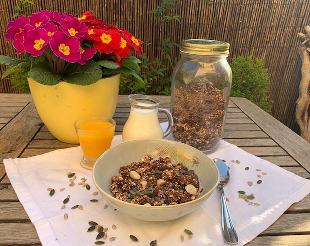 Chocolate date granola 