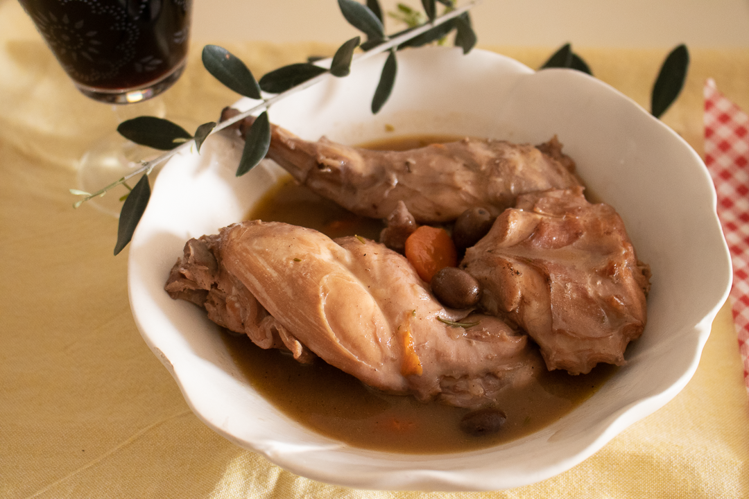 Lapin aux olives et au vin rouge