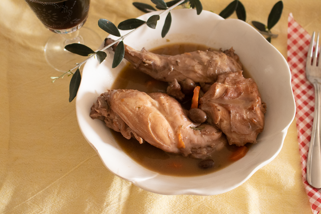 Králik s olivami na červenom víne