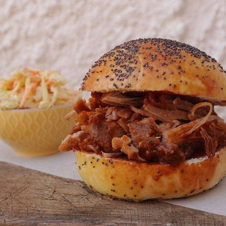 Our #pulledpork🍔homemade #burgerbuns and #coleslaw 
Extra tender, super delicious and easy to prepare❤️🍔❤️
Whenever you are planning food for a nice family dinner, BBQ or throwing a party this recipe will help you to feed bunch of people in no time