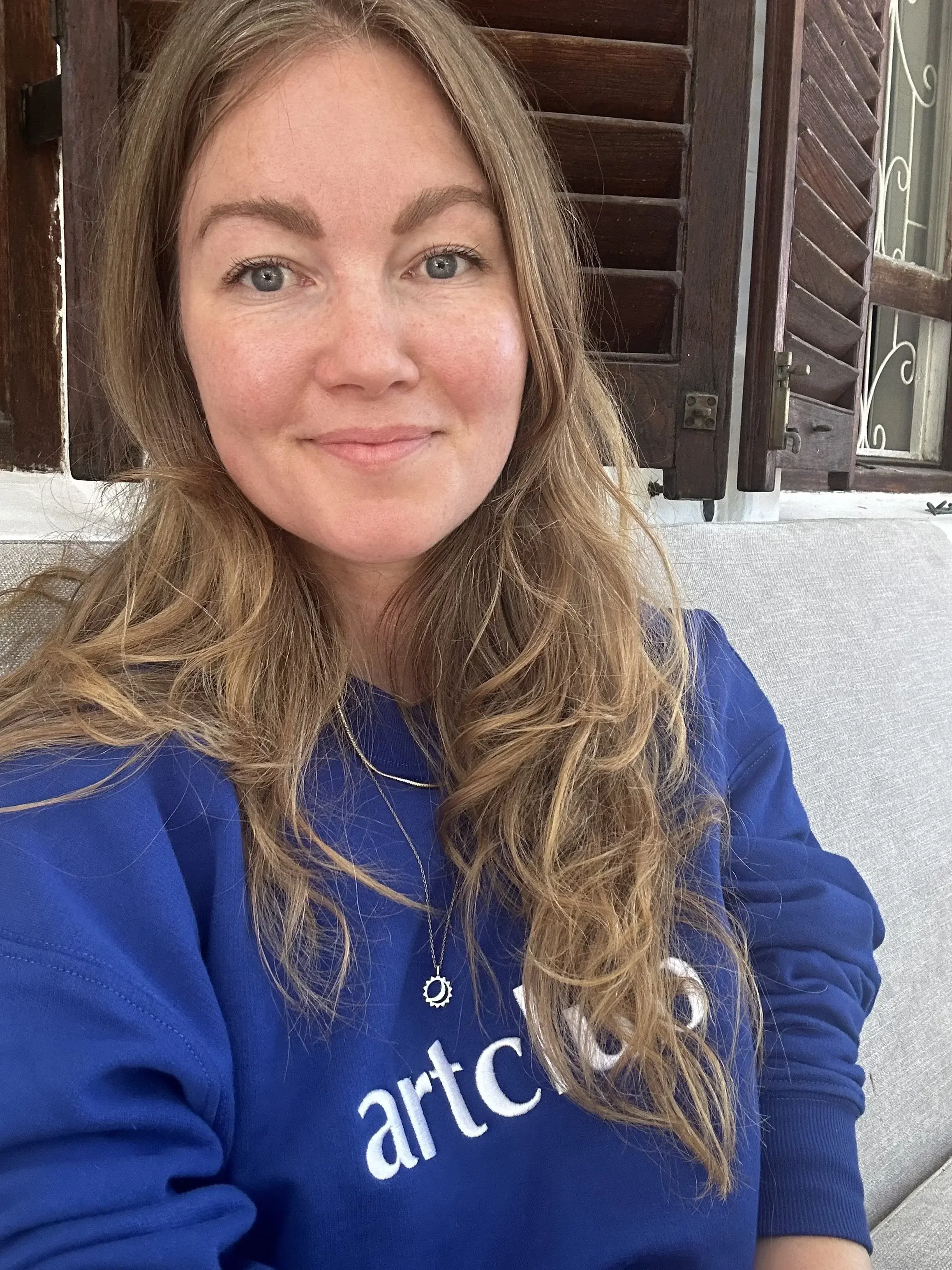 Yritysmentori Aini Mäensivu kasvot kohti kameraa hymyillen.