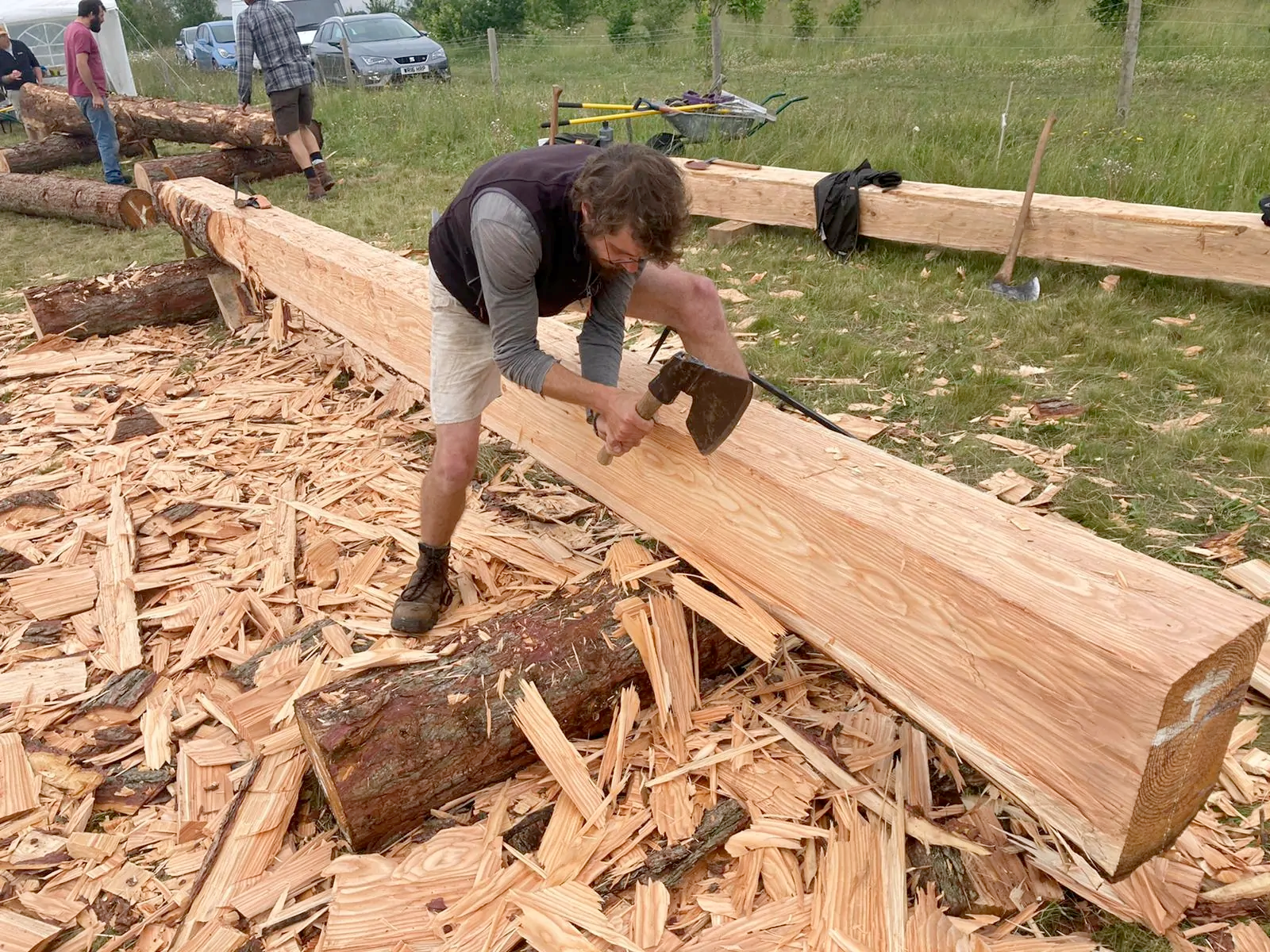 Introduction to hewing with Victor Martz: converting a tree into a beam... with an axe