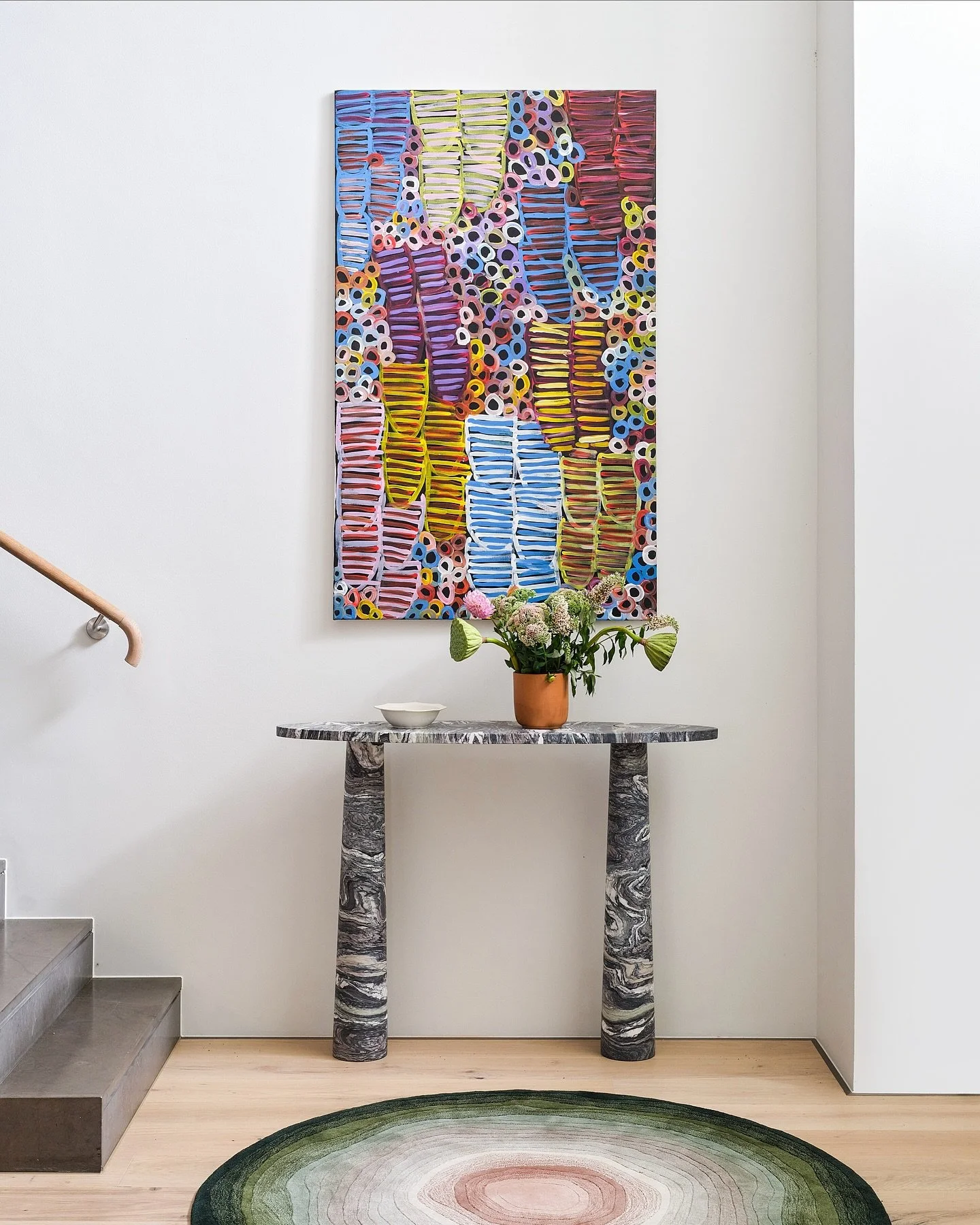A marble moment in this colourful Entryway.
Interior design by @studioyouinteriors
Styling by @tillroberts
Photography by @annestroudphotography