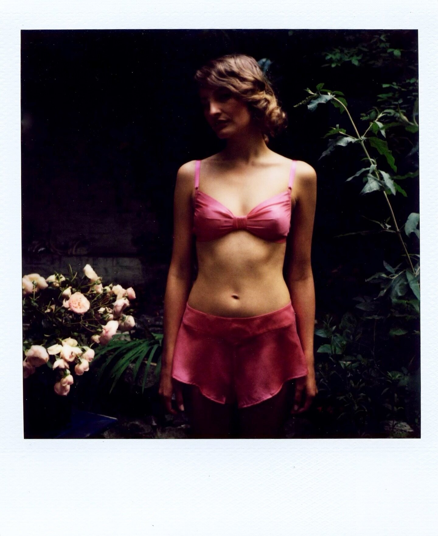 HAPPY VALENTINE&rsquo;S DAY!
&ldquo;Al&ouml;e is for girls with loving hearts and dreaming minds&rdquo; 💞💞💞

📷 @poppyfilms 
.
#valentines #valentinesday #lingerie #silk #frenchknickers #bralette #coral #romance #englishrose #englishgarden #photos