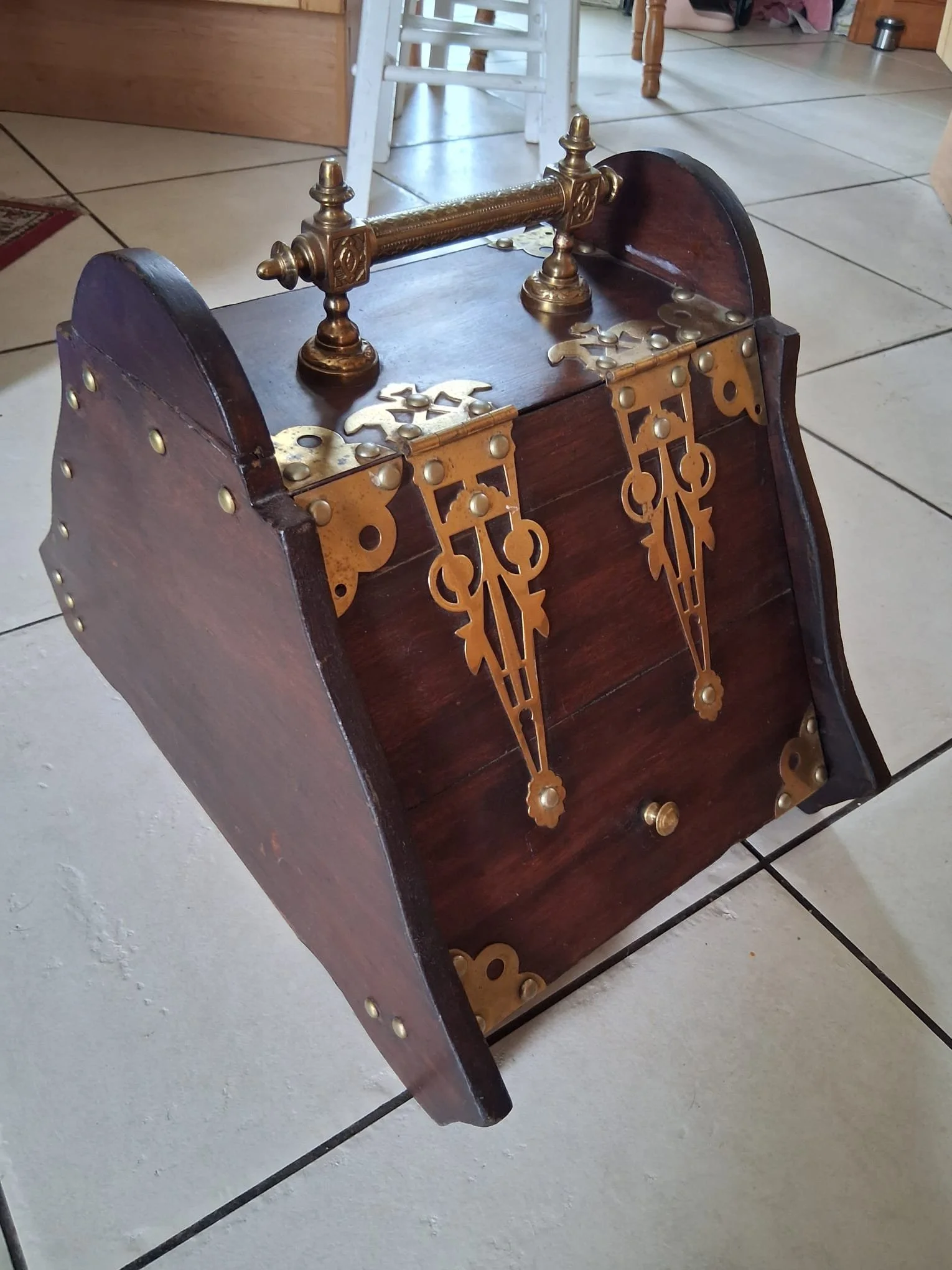 Antique mahogany and Brass-fitted purdonium/ coal scuttle
