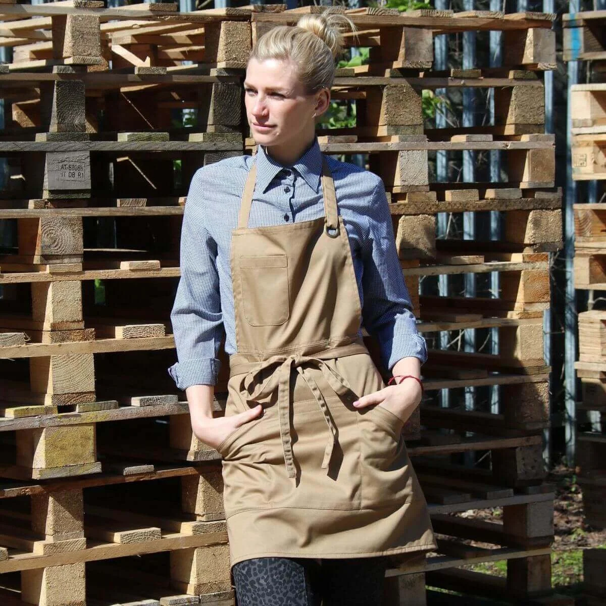 de113-le-chef-prep-utility-apron-khaki-model-2.jpg