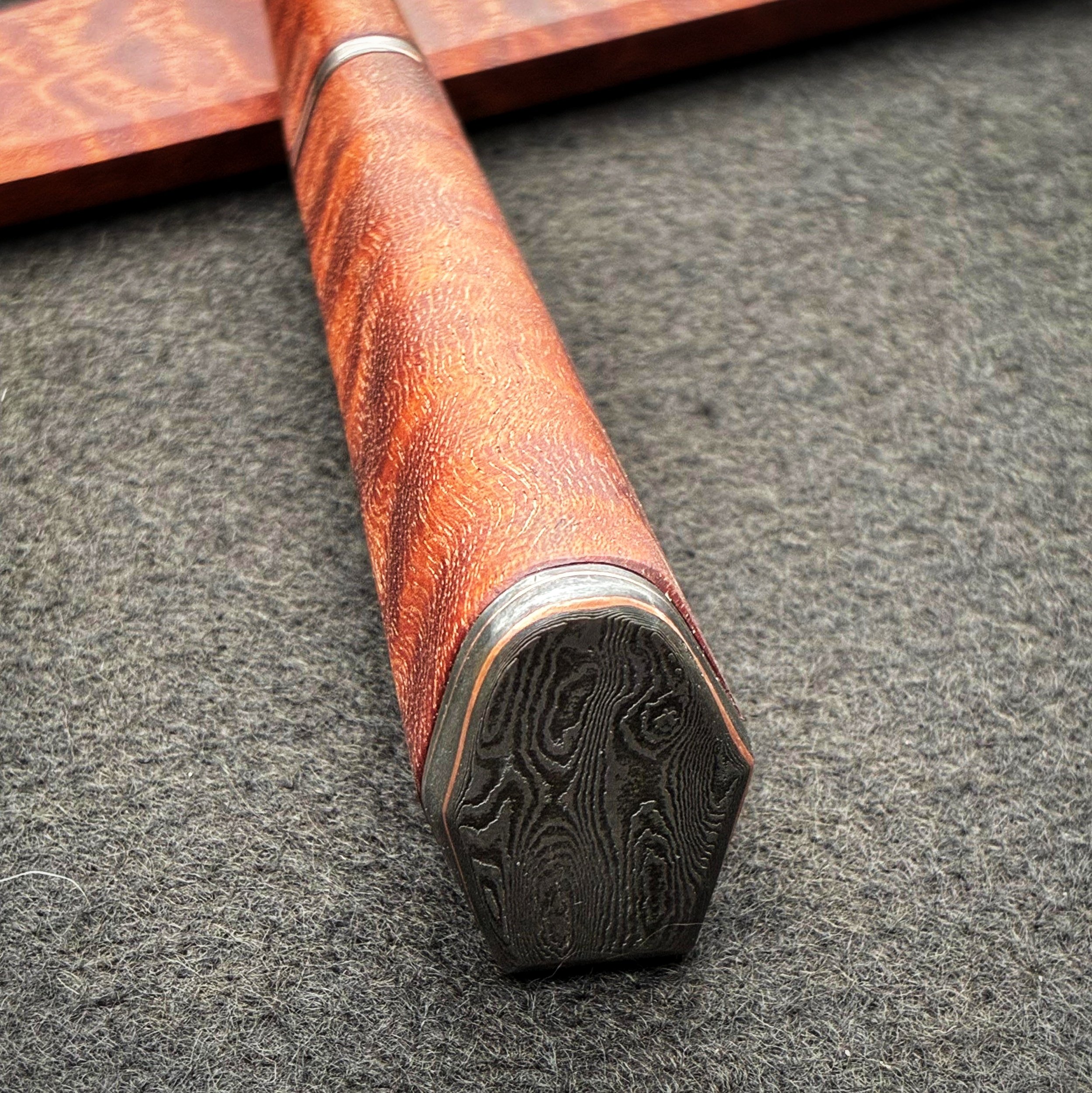 Close-up of the metallic end of a wooden Kniofe handle