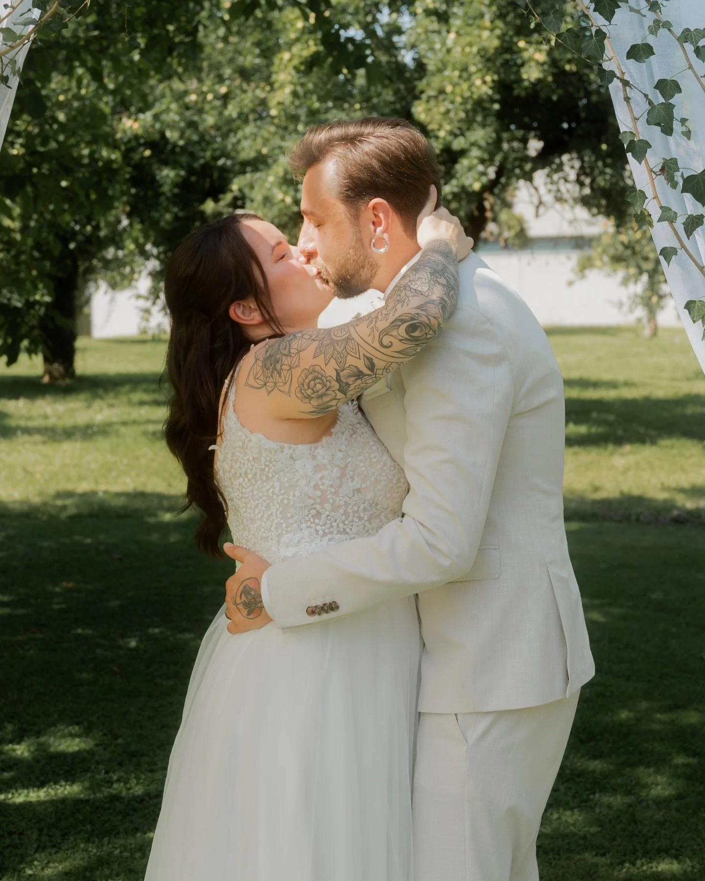 S Hochziit vo de Katja &amp; em Sebi woni de Summer han d&ouml;rfe begleite. 📸 So sch&ouml;n, wenn mer mit sim Bruef chan f&uuml;r alti Fr&uuml;nde Erinnerige schaffe f&uuml;rs lebe. 🙌🏼 Danke viel Mal, hani d&ouml;rfe mit debi sii! 🫶🏼🙏🏼

Traur