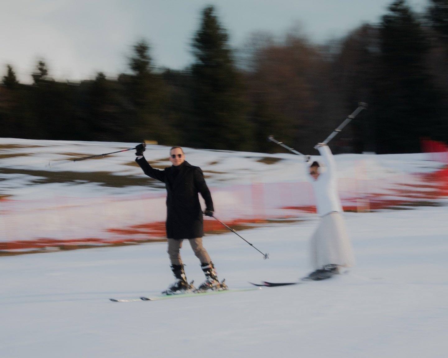 Sones tolls Bruutpaar Shooting. D Corinne und de Manu sind Privat immer mega gern unterwegs und viel i de Berge. Umso passender isches jetzt, dass mir ihres ganz pers&ouml;nliche Shooting hend ch&ouml;ne verusse i de Berge und uf de Ski Piste mache. 