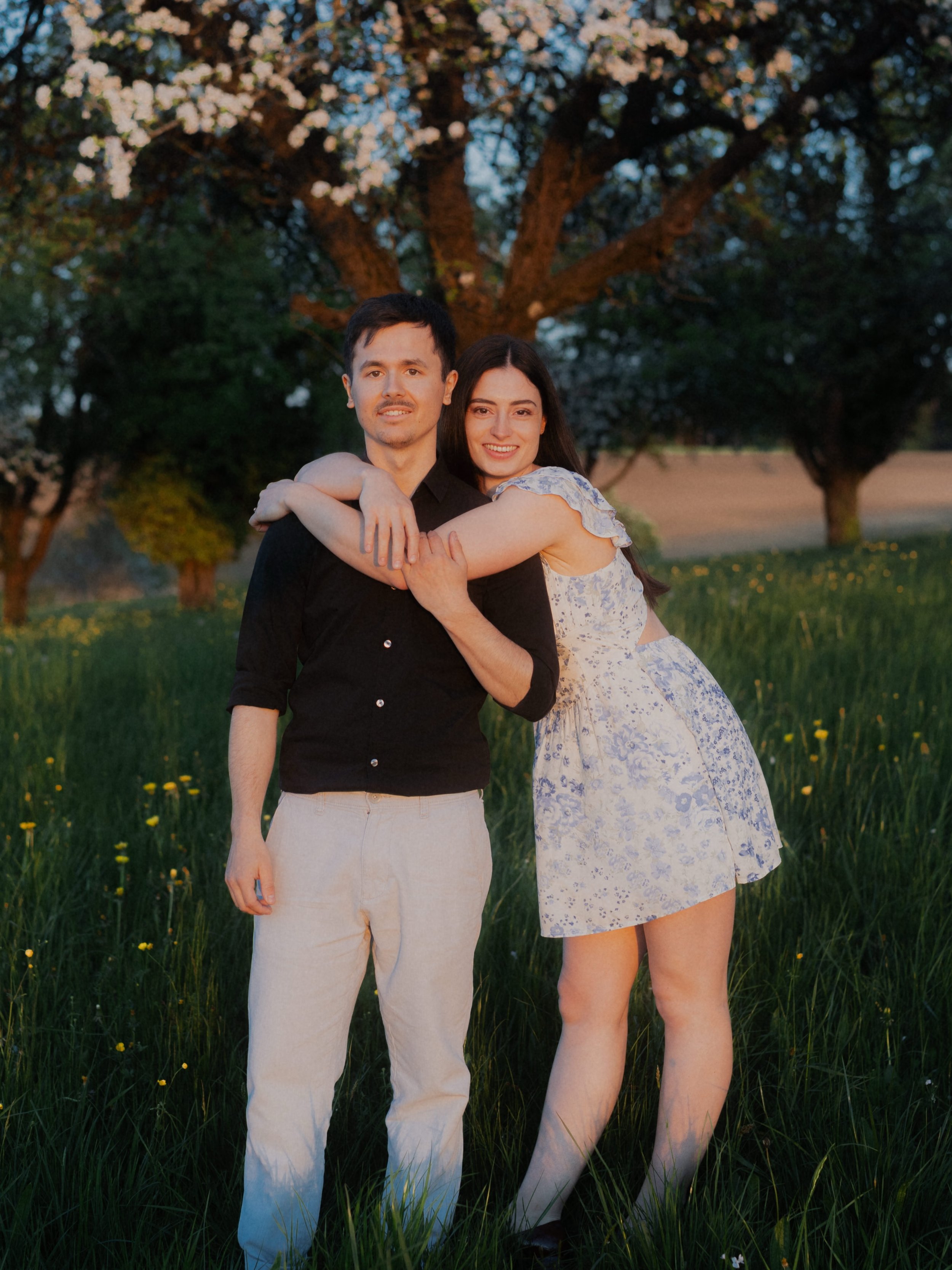 Was f&uuml;r es sch&ouml;&ouml;ns Verlobigsshooting mit de @v_schneider00 und em @tobias_rohner gha bi de Kyburg. 

D Obstb&auml;um sind herrlich i de Bl&uuml;te gsi und d Abigstimmig het nach dr&uuml; Mal verschiebe den au tatz&auml;chlich voll mit 