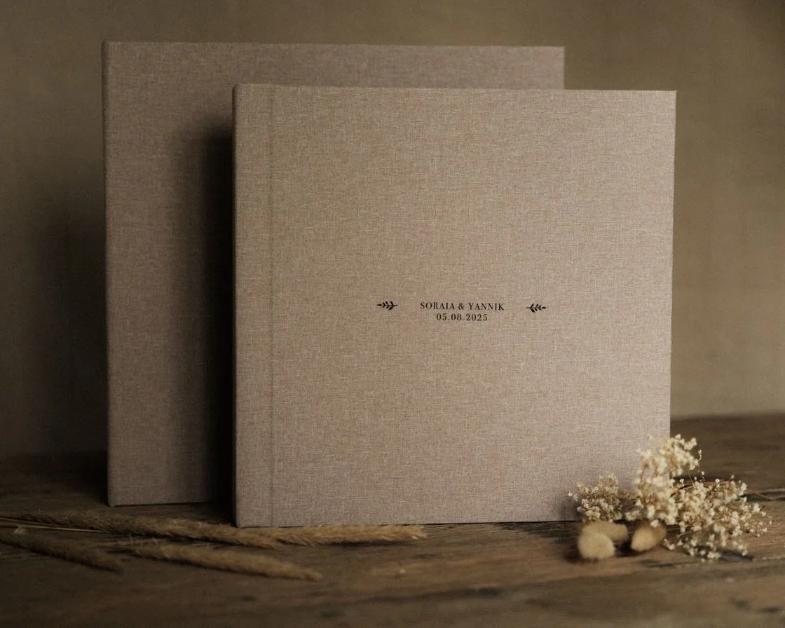 ✨ Eure Geschichte verdient mehr als nur einen Bildschirm. 

Ab sofort biete ich hochwertige Hochzeitsalben an &ndash; mit edlen Materialien, wundersch&ouml;ner Druckqualit&auml;t und individuell ausw&auml;hlbaren Cover-Optionen, die ihr bei mir vor O
