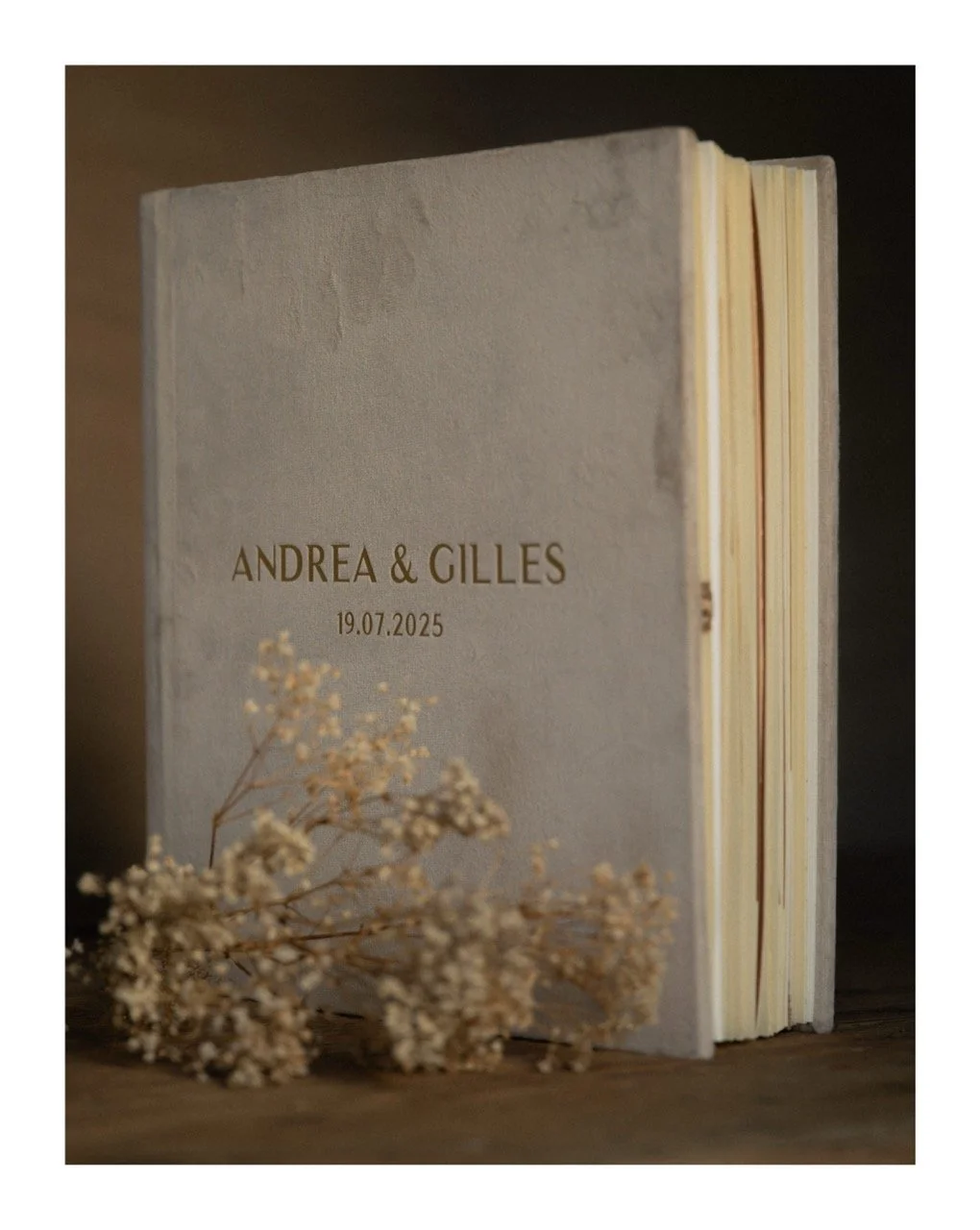 Hochzeitsalbum welches Hinter Trockenblume steht. Erdiger Look.