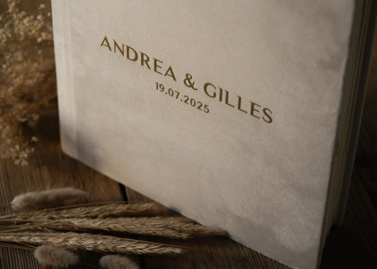 Hochzeitsalbum umgeben von Trockenblumen, Close up bild der Namen und der Gravur.