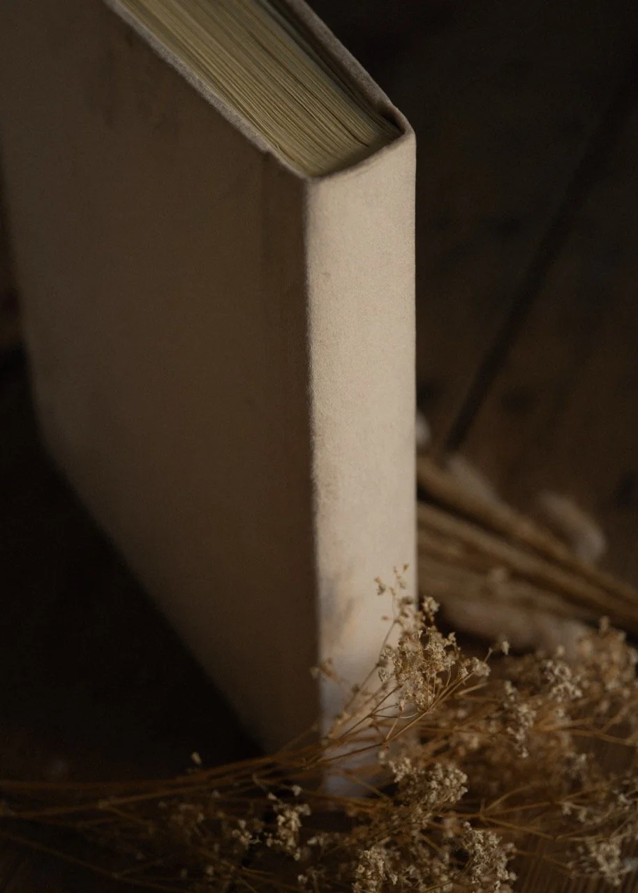 Album welches vom Buchrücken her zu sehen ist.