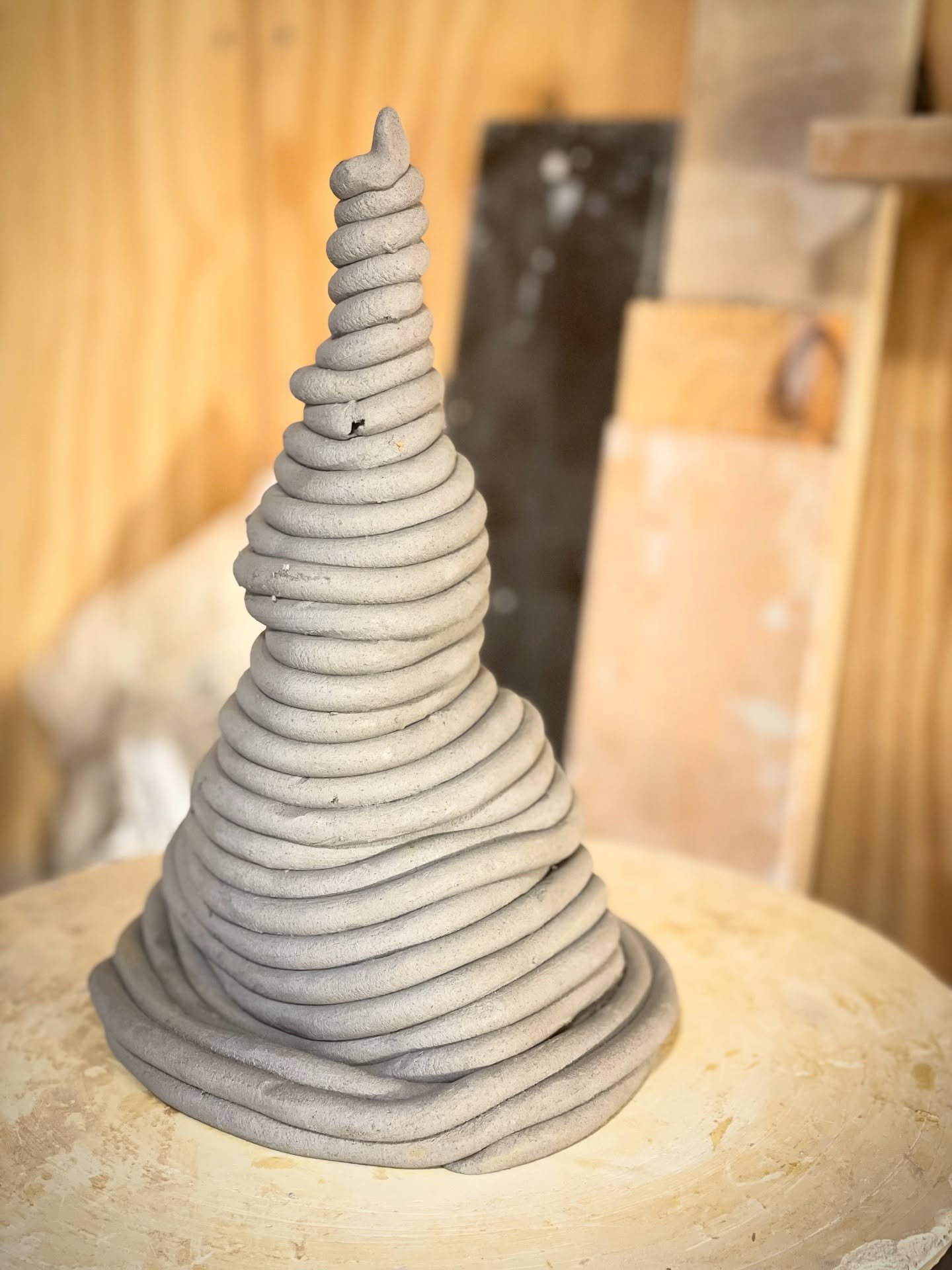 Tr&aelig;er pibler frem p&aring; v&aelig;rkstedsbordet i dag. I &aring;r kan man bes&oslash;ge v&aelig;rkstedet hver eneste s&oslash;ndag i december, og her vil der v&aelig;re masser af tr&aelig;er og gode bud p&aring; keramikpakker at l&aelig;gge un