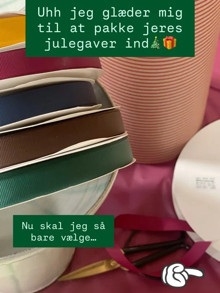 Sm&aring;, men lykkelige problemer. Jeg gl&aelig;der mig til at  pakke jeres pakker fint ind. HUSK at du kan v&aelig;lge indpakning i webshoppen, det er gratis. Men fra nu af bliver det liidt mere julet, s&aring; giv lige et praj, hvis det ik er endn