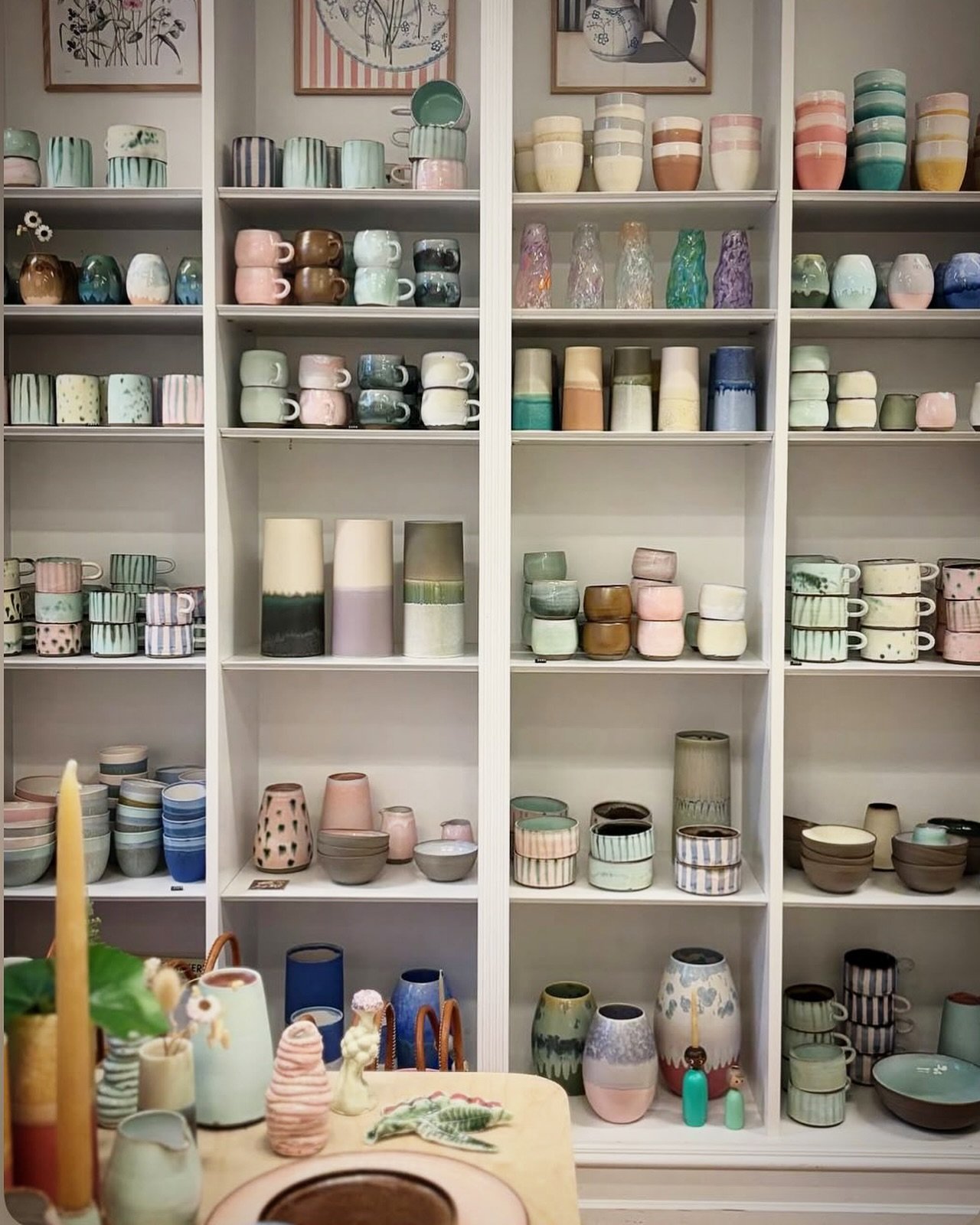 Byens bedste kopreol. Sagt med den st&oslash;rst mulige objektivisme, jeg kan stampe op🫢
Den troner i H&oslash;jkant, Skt Pauls Kirkeplads i &Aring;rhus C. Der er kopper fra mig og Wauv, og de kommer til enhver smag og til de fleste behov. 
Kig ind