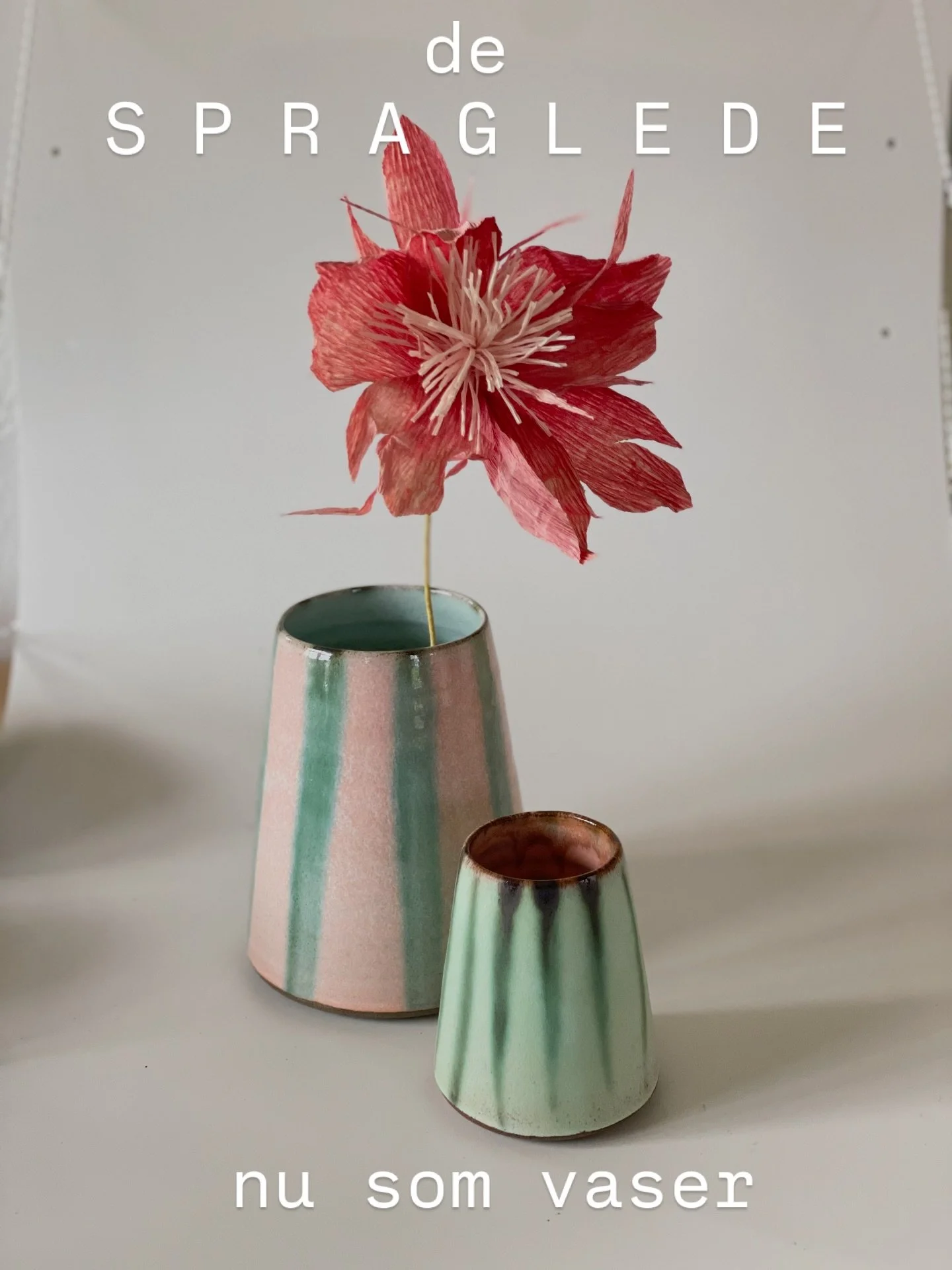 de S P R A G L E D E er landet i vasevarianter. Alts&aring;, de er jo ikke landet som s&aring;dan, faktisk er de drejet, t&oslash;rret, glaseret, dekoreret, br&aelig;ndt, nusset og hugget om og NU ogs&aring; fotograferet. 
Det de ikke heeelt er n&ari