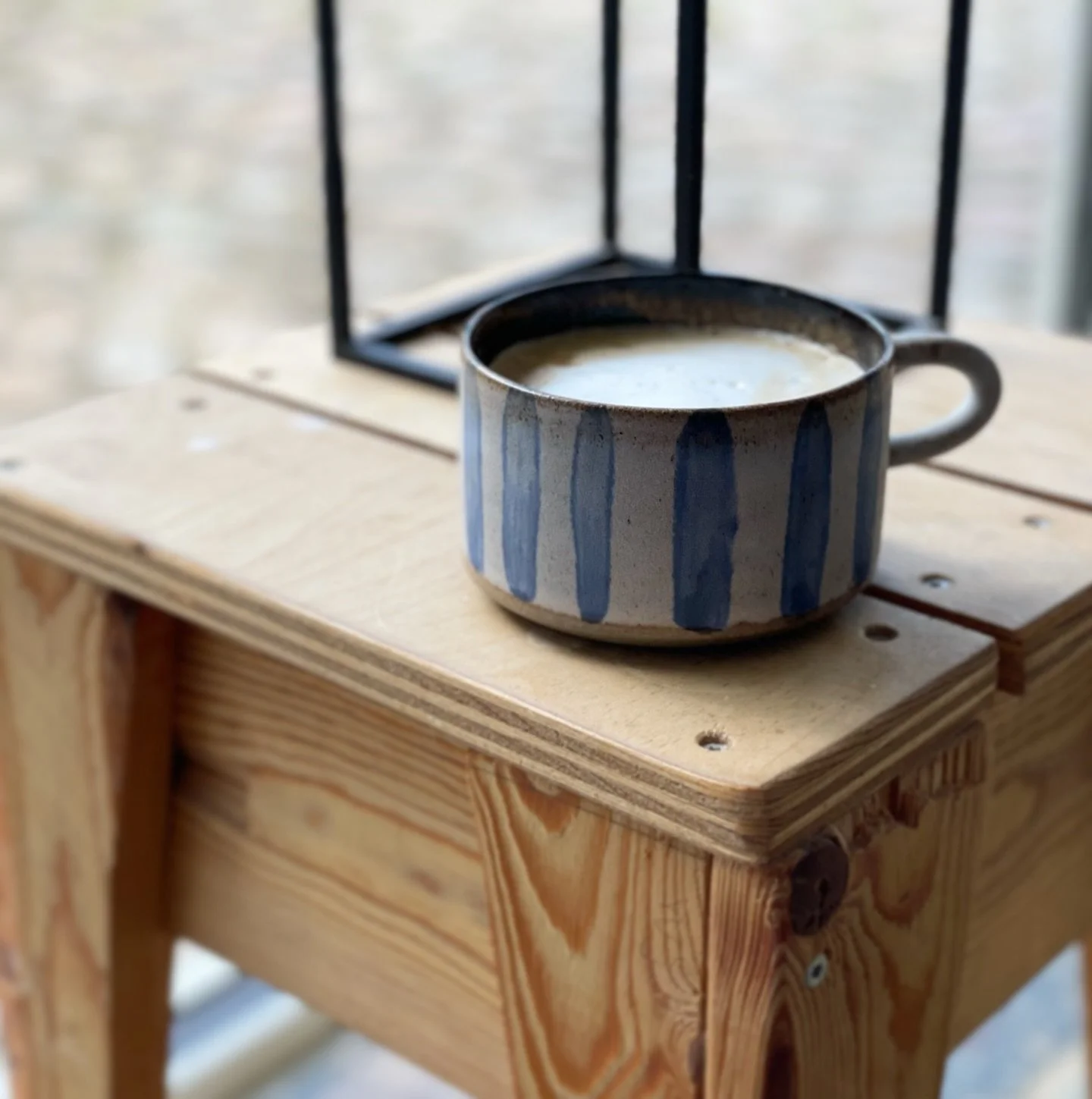 de S P R A G L E D E kopper er spraglede (heraf navnet p&aring; serien). Det vil sige at de boltrer sig i b&aring;de farver og dekoration  De er h&aring;ndlavede lige her mellem mine h&aelig;nder, og de findes med striber, prikker og splash, og s&ari