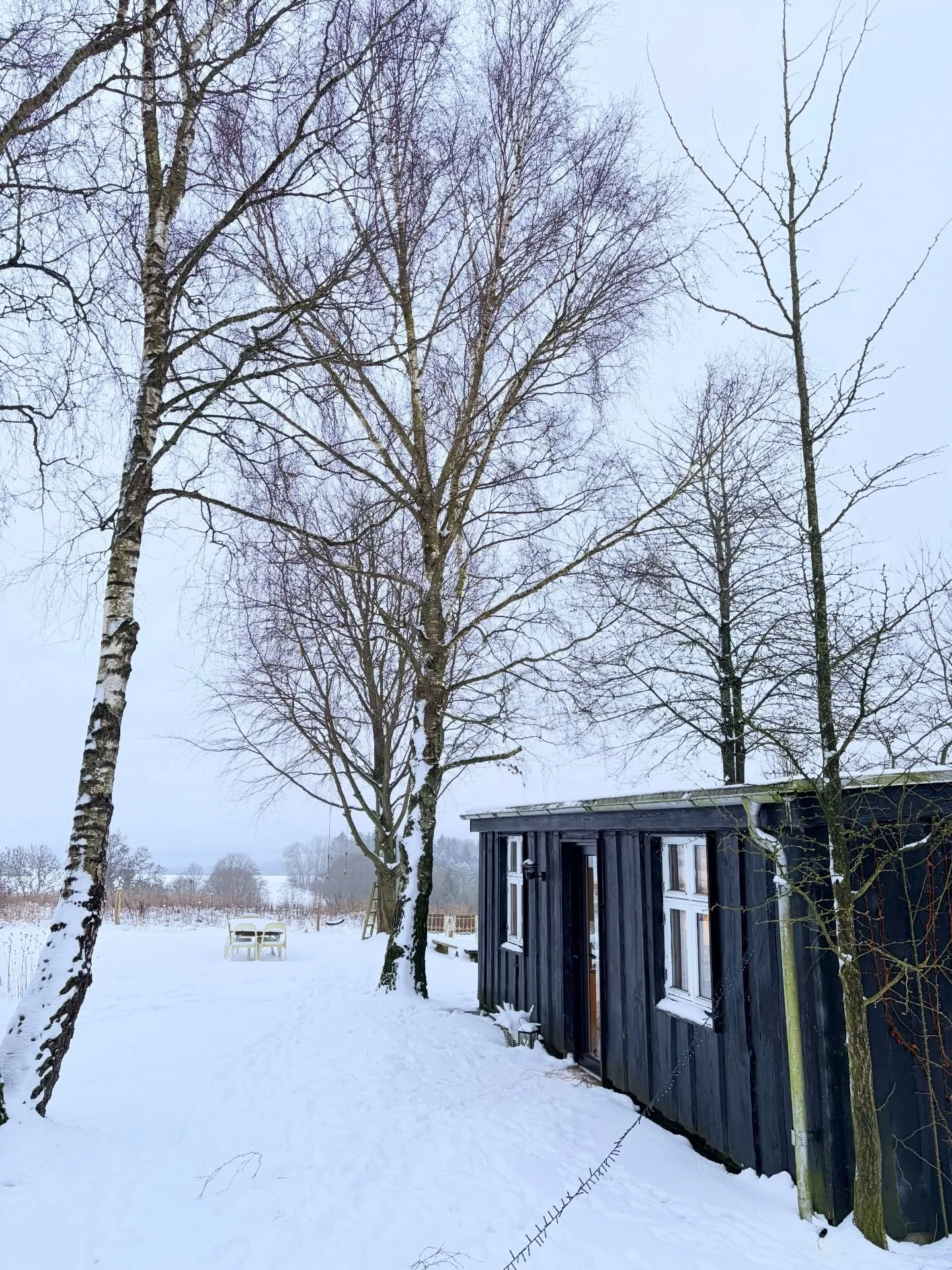 Mit elskede v&aelig;rksted ligger p&aring; en bakketop i Svejstrup lige pr&aelig;cist p&aring; den dejligste plet, jeg kan forestille mig. Inspiration kr&aelig;ver blot at l&oslash;fte blikket. Lige nu er det hele kl&aelig;dt i hvidt, som b&aring;de 