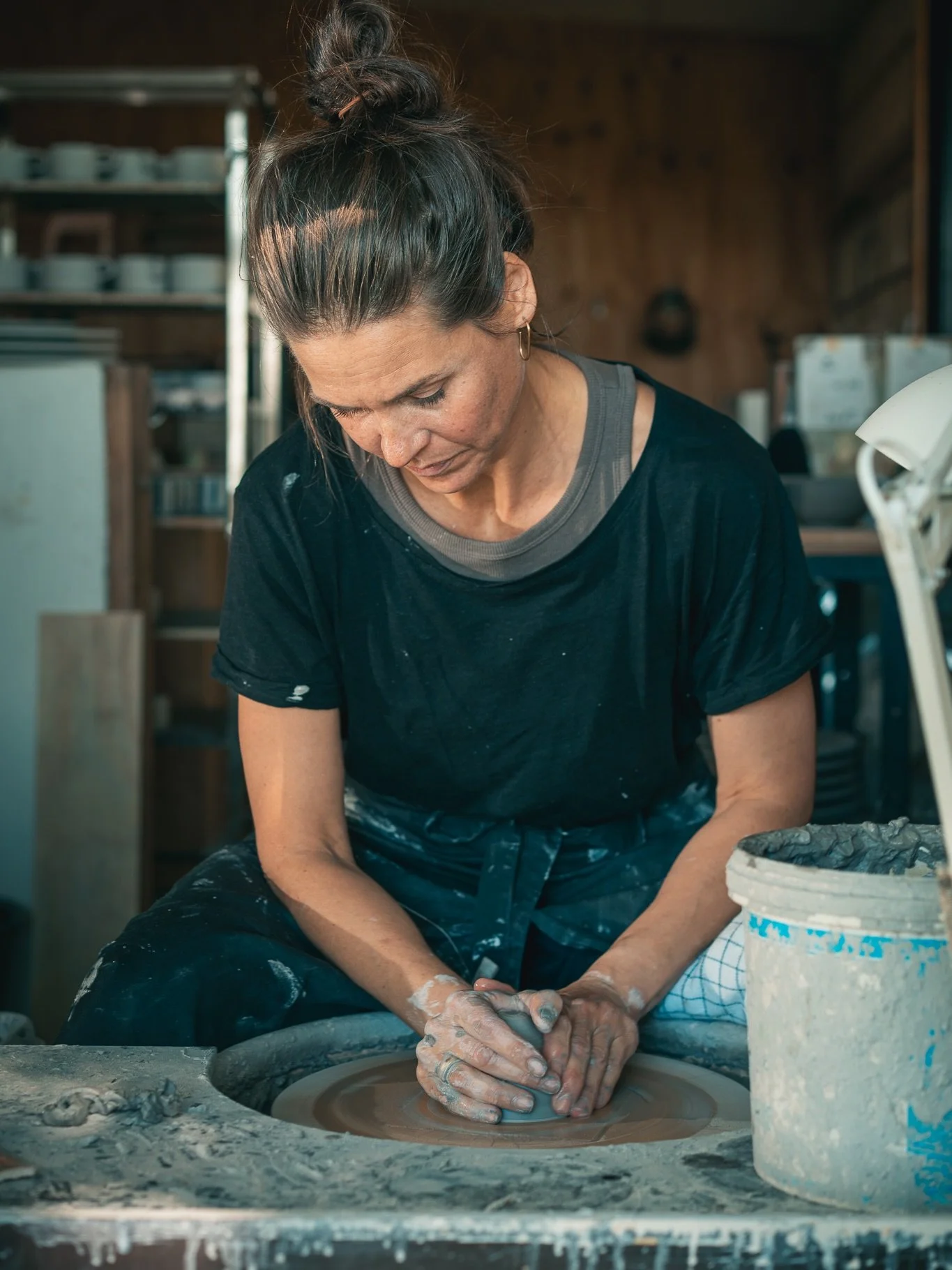 En dame p&aring; sit sted. Anders kom forbi fik &oslash;je p&aring; alt det fine b&aring;de i det store og i det med sm&aring;t. Jeg elsker det her sted og mit arbejde med leret - lidt ekstra i dag, hvor jeg f&aring;r lov at kigge med udefra ogs&arin
