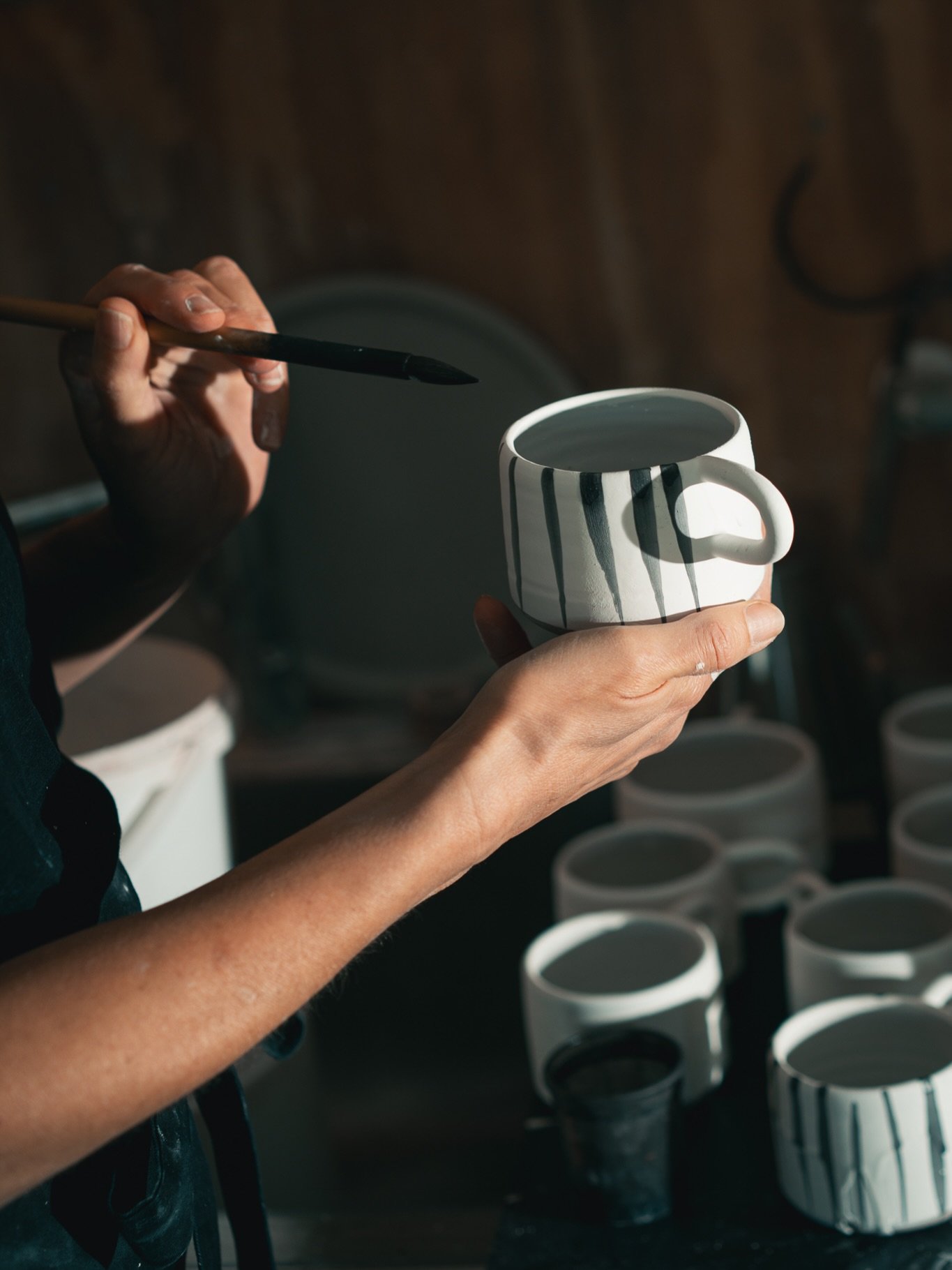 De SPRAGLEDE er igennem en temmelig langsommelig proces inden de lander under kaffestr&aring;len. Udover hele cirkusset p&aring; drejeskiven og den efterf&oslash;lgende finish, s&aring; er de glaseret i mange step, som kr&aelig;ver t&oslash;rretid op
