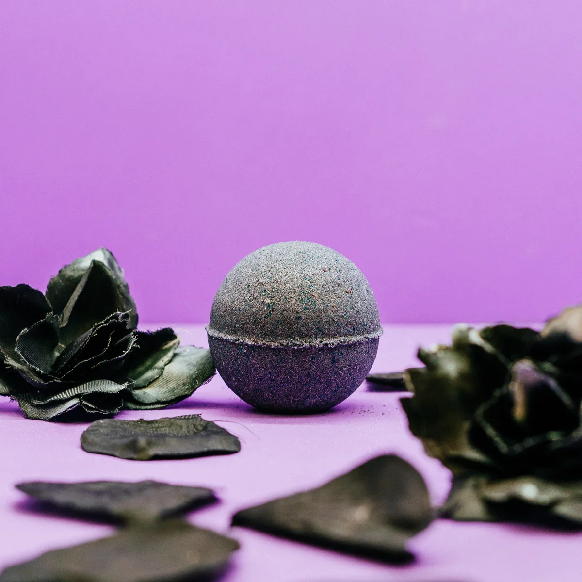 Dark opium round bath bomb