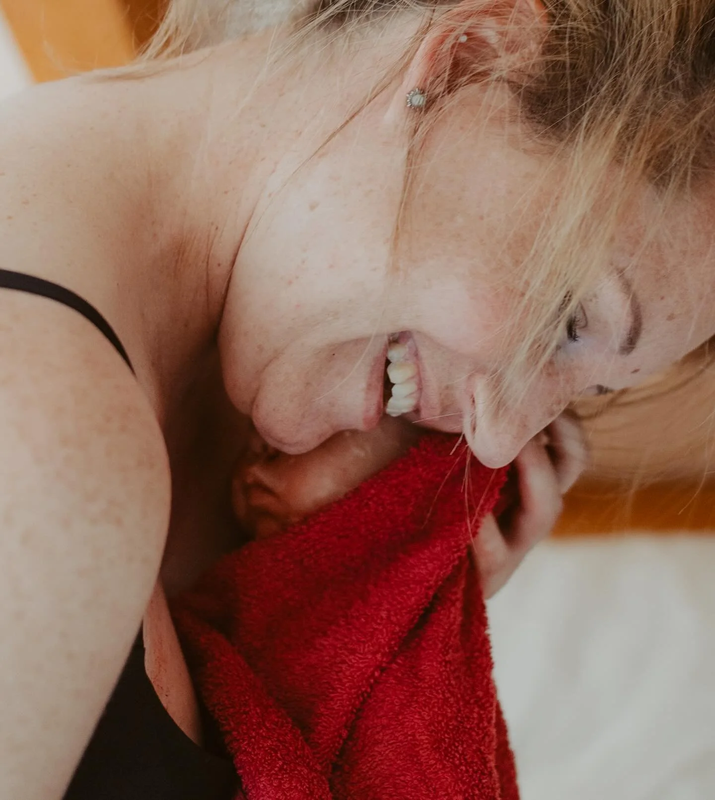 𝐷𝐸𝑅 𝑀𝑜𝑚𝑒𝑛𝑡

Alles um dich herum wird still. Die Welt, die Minuten zuvor noch voller Stimmen, Hektik und Tr&auml;nen war, h&auml;lt pl&ouml;tzlich den Atem an. DU bist da - so klein, so warm, so echt&hellip; 

Willst du mehr zum Thema Geburts