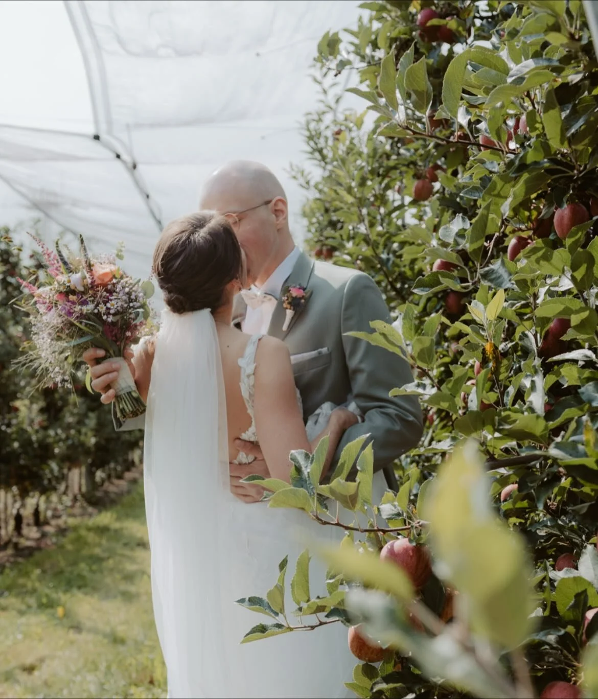 𝐷𝑈 𝑏𝑖𝑠𝑡 𝑑𝑎𝑠 𝑠𝑐ℎö𝑛𝑠𝑡𝑒 𝐺𝑒𝑓üℎ𝑙…
Ein kleines Shooting in der Apfelplantage - wunderschön, oder? 
Mir macht das Lust auf den Herbst - meine liebste Jahreszeit… 🍂 
Bald ist die Hochzeitssaison vorbei und