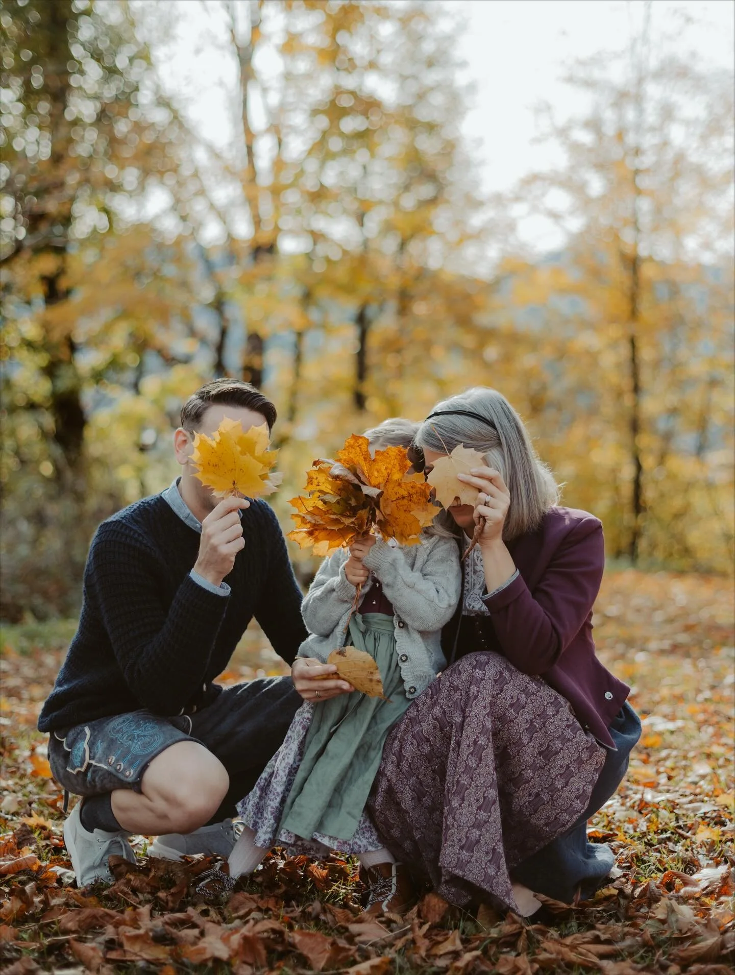 𝐼&lsquo;𝑚 𝑓𝑎𝑙𝑙𝑖𝑛𝑔 𝑓𝑜𝑟 𝑓𝑎𝑙𝑙&hellip; 

Diese Farben, die frische von getrockneten Bl&auml;ttern durchzogene Luft, die letzten warmen Sonnenstrahlen, die Raschelger&auml;usche auf Laubboden, die Gem&uuml;tlichkeit und das Gef&uuml;hl von