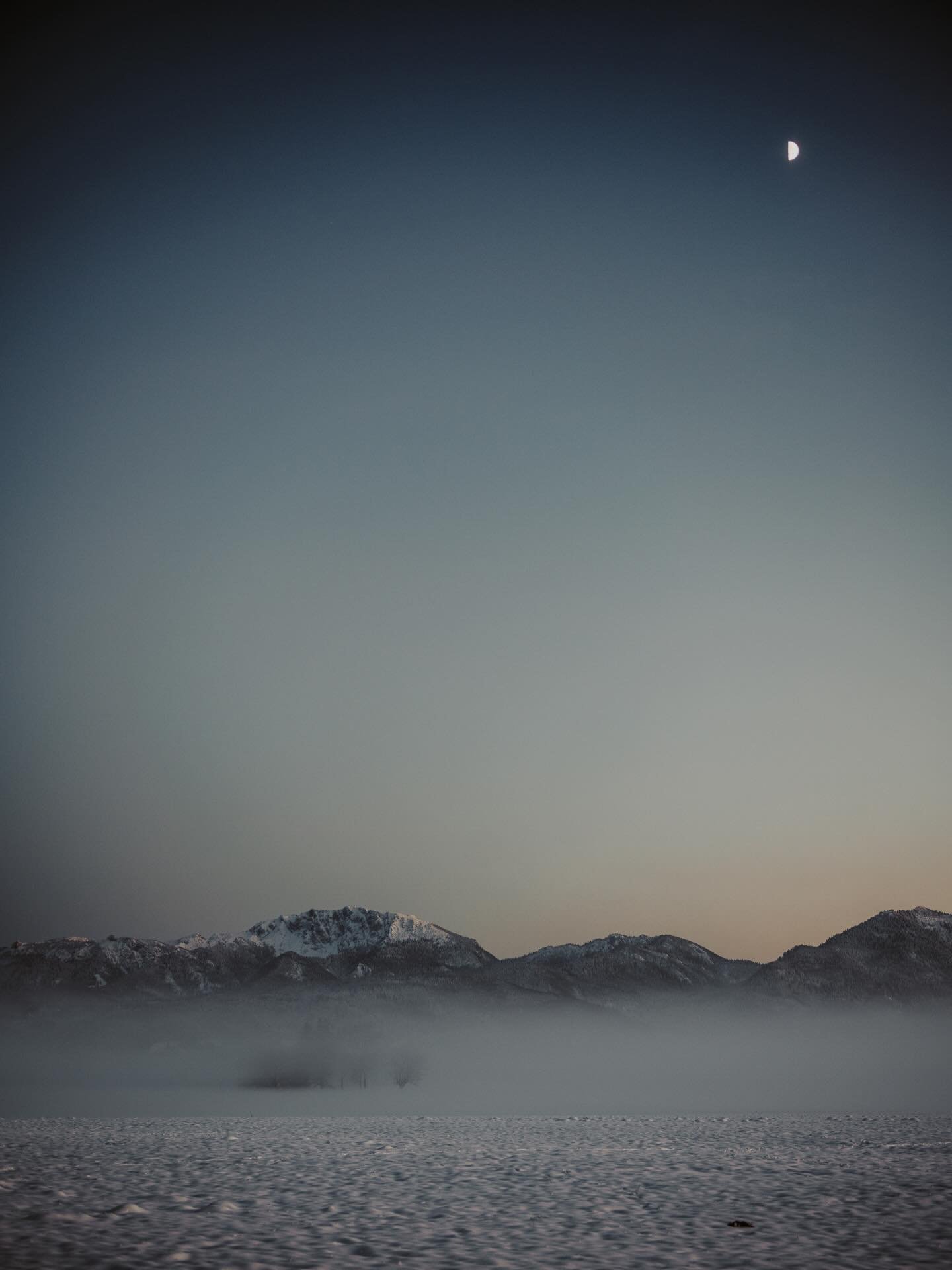 𝐸𝑣𝑒𝑟𝑦𝑡ℎ𝑖𝑛𝑔 𝑖𝑠 𝑚𝑎𝑔𝑖𝑐𝑎𝑙&hellip;

&hellip; in those cold winter nights. 💫 

Auf dem Heimweg meines Shooting gestern noch schnell diese unglaubliche Stimmung eingefangen. Wundersch&ouml;n, oder? 

Machts euch gem&uuml;tlich und habt ei