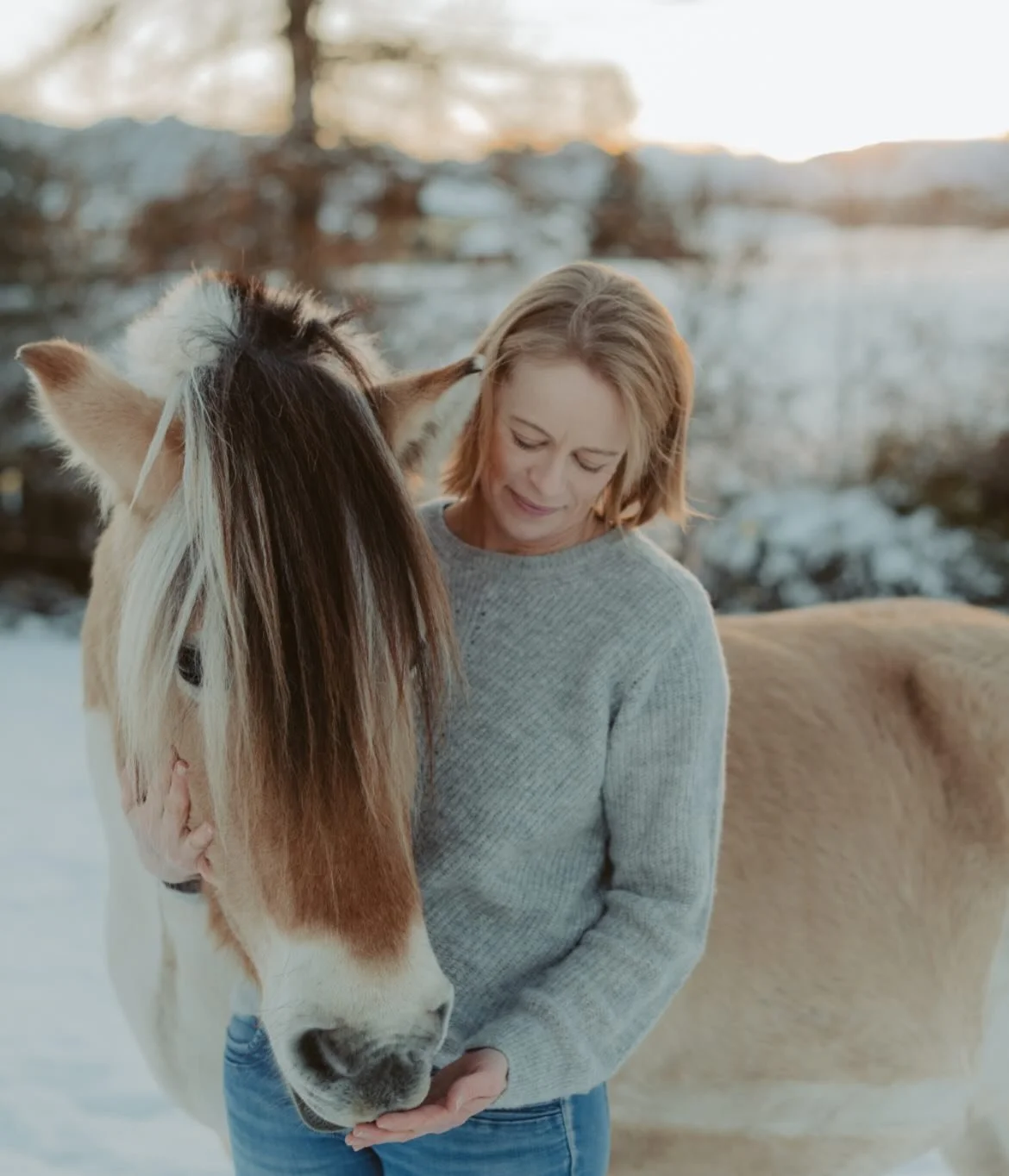 &bdquo;𝐷𝑎𝑠 𝐺𝑙&uuml;𝑐𝑘 𝑑𝑖𝑒𝑠𝑒𝑟 𝐸𝑟𝑑𝑒&hellip;&ldquo; 

&hellip; Au&szlig;erdem sagt man, dass ein Pferd ein richtiger Seelenbegleiter ist. Und ich muss sagen das habe ich bei diesem wundersch&ouml;nen winterlichen Shooting mit I. und ihr