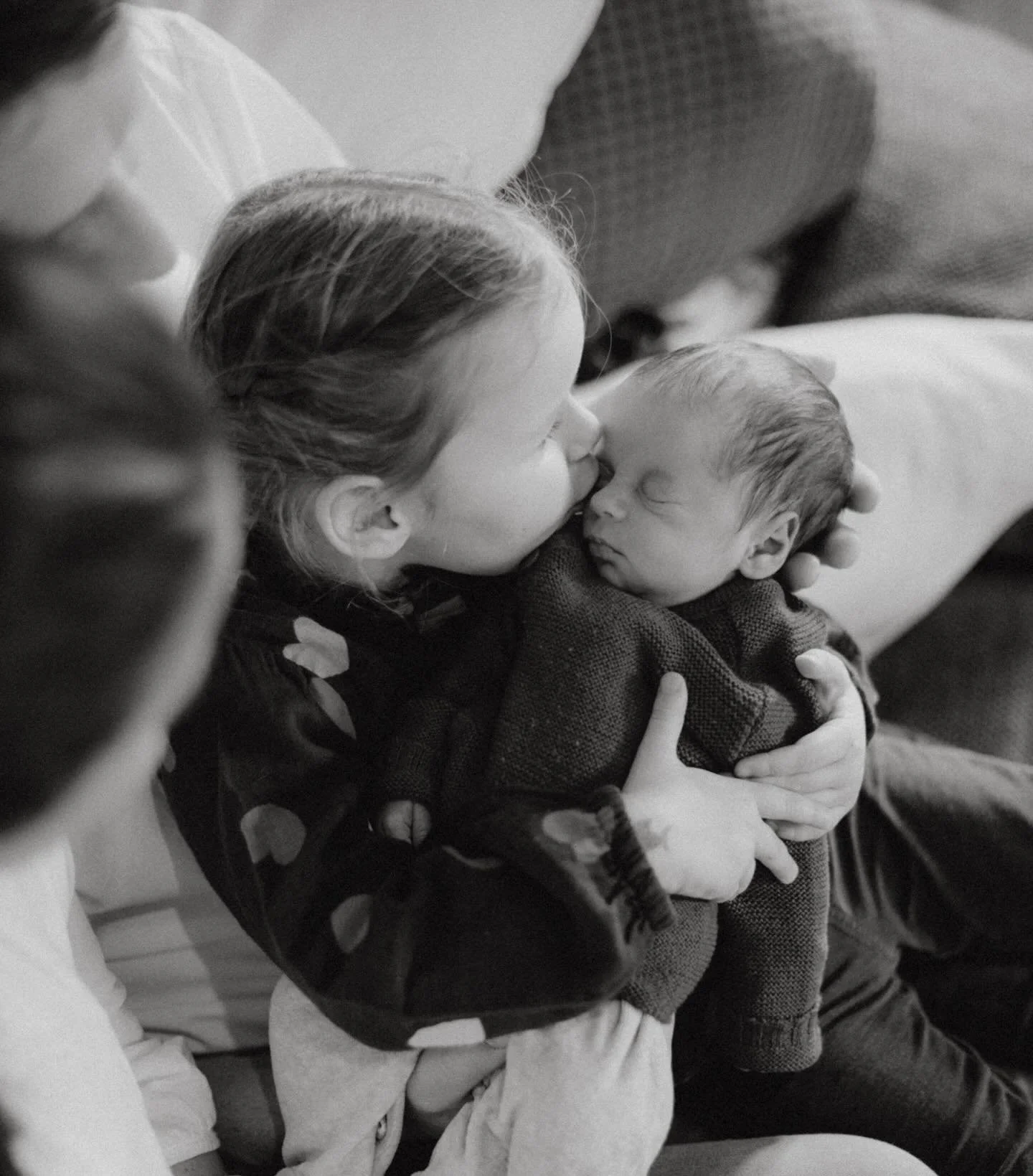 𝐸𝑠 𝑘&uuml;𝑠𝑠𝑡 𝑑𝑖𝑒 𝐿𝑖𝑒𝑏𝑒.

Ein erstes zartes Bussi von der Gro&szlig;en f&uuml;r das neue kleine Wunder. Willkommen in der bunten Welt, du kleines Herz. 💜 

Ganz entspannt und unaufgeregt l&auml;uft ein Homestory-Shooting mit eurem Baby