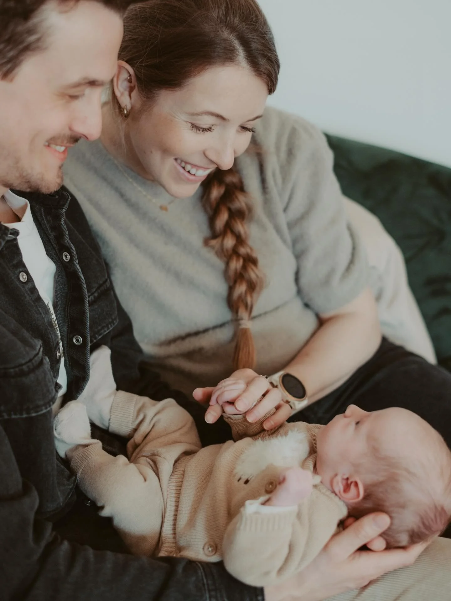 𝑊𝑖𝑙𝑙𝑘𝑜𝑚𝑚𝑒𝑛 𝑛𝑒𝑢𝑒𝑠 𝐿𝑒𝑏𝑒𝑛&hellip;

Einfach dasitzen, gl&uuml;cklich sein und dieses einzigartige Wunder bestaunen. Und ganz nebenbei noch wundersch&ouml;ne Herzmomente f&uuml;r die Ewigkeit einfangen - so l&auml;uft ein Neugeborenen-