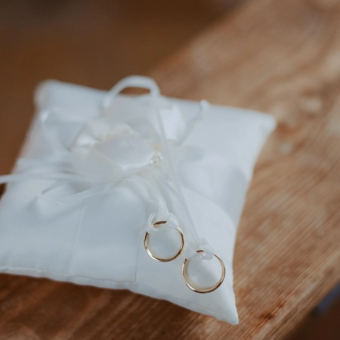 𝐿𝑒𝑏𝑒 𝑓&uuml;𝑟 𝑎𝑙𝑙 𝑑𝑖𝑒 𝑀𝑜𝑚𝑒𝑛𝑡𝑒, 𝑑𝑖𝑒 𝑚𝑎𝑛 𝑛𝑖𝑐ℎ𝑡 𝑖𝑛 𝑊𝑜𝑟𝑡𝑒 𝑓𝑎𝑠𝑠𝑒𝑛 𝑘𝑎𝑛𝑛! 

&hellip; unbeschreiblich war wohl auch diese Hochzeit aus dem vergangenen Jahr. &hearts;️ 

Die &bdquo;Wedding Season&ldquo; hat f&uuml