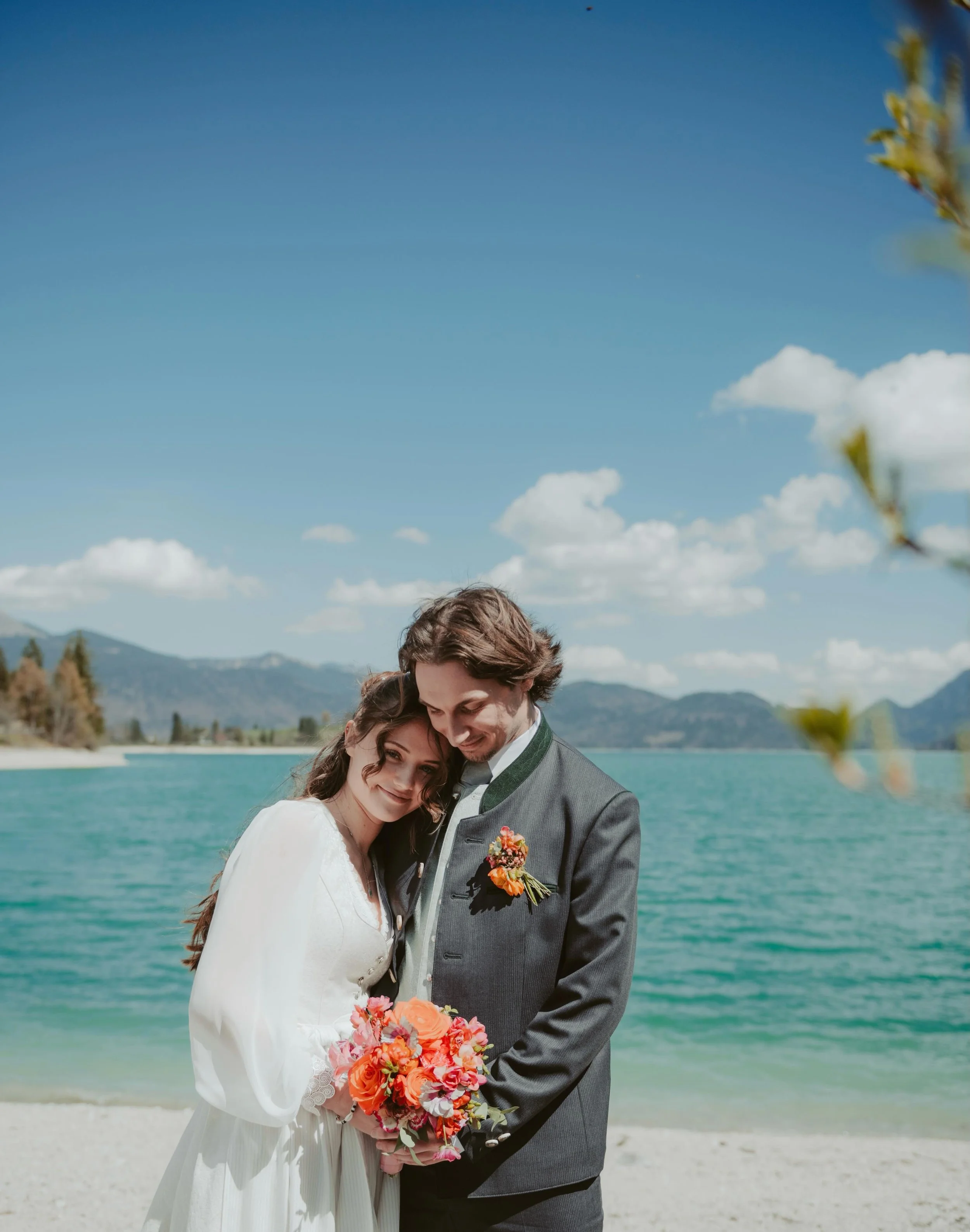 𝑠𝑢𝑚𝑚𝑒𝑟𝑤𝑒𝑑𝑑𝑖𝑛𝑔-𝑣𝑖𝑏𝑒𝑠

Genau das ist es doch, was sich jedes Paar am Tag der Hochzeit w&uuml;nscht - perfektes Sommerwetter! ☀️ 
Und ja, die beiden hatten Gl&uuml;ck - aktuell sieht es eher durchwachsen aus und viele bibbern schon &bd