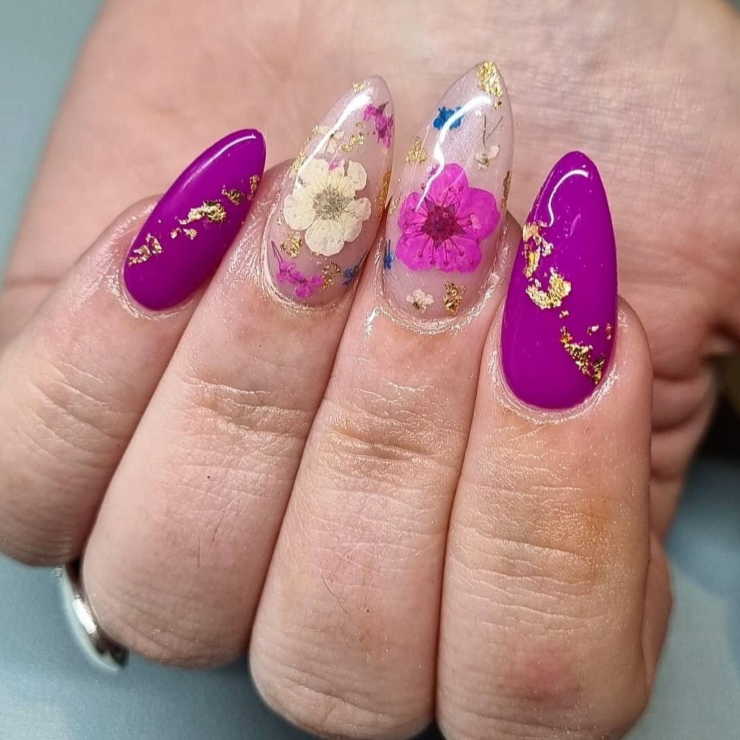 Obsessed is an understatement!
.
🖌- fit tip extensions with advanced nail art by Juliana