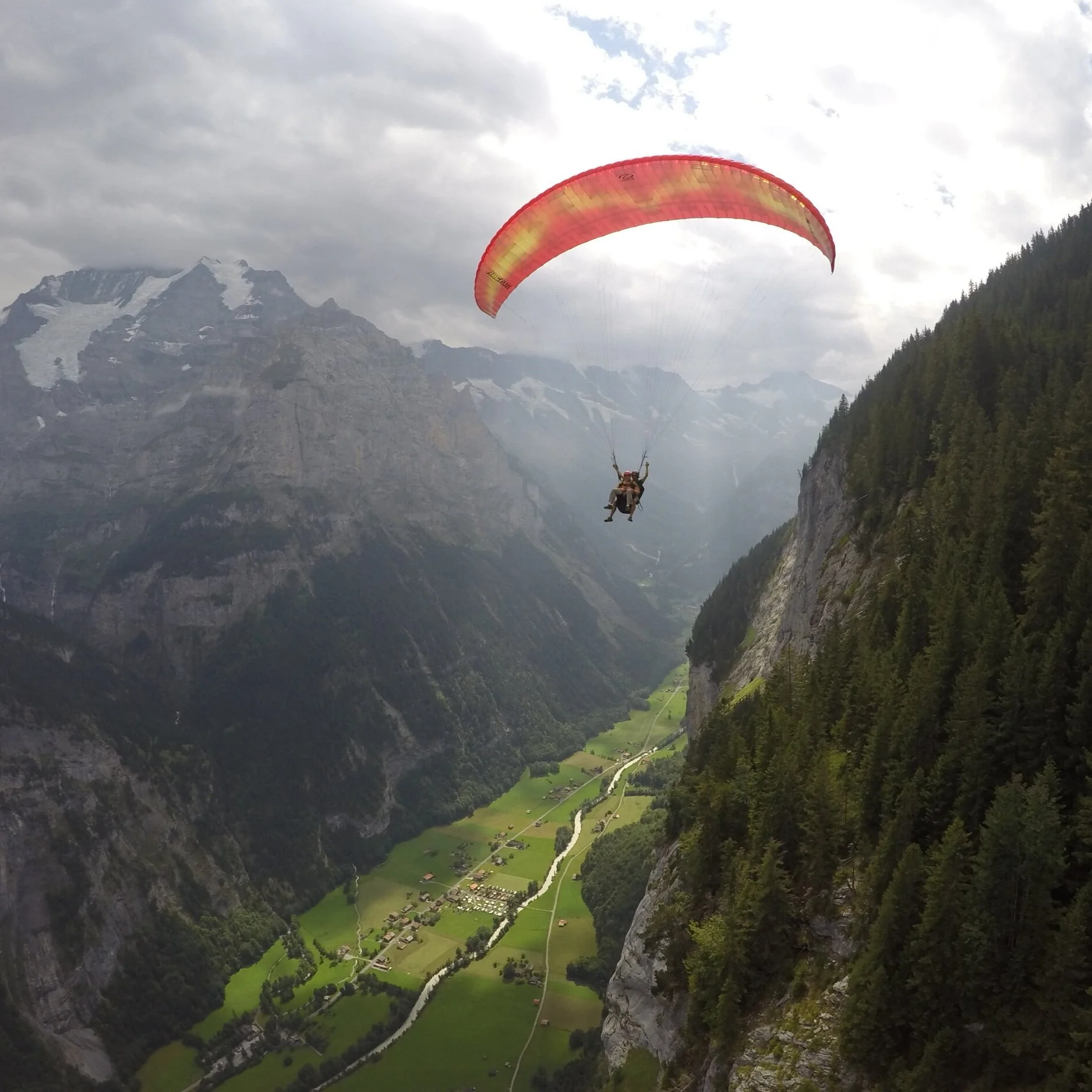 Airtime Paragliding over the Lauterbrunnen valley
