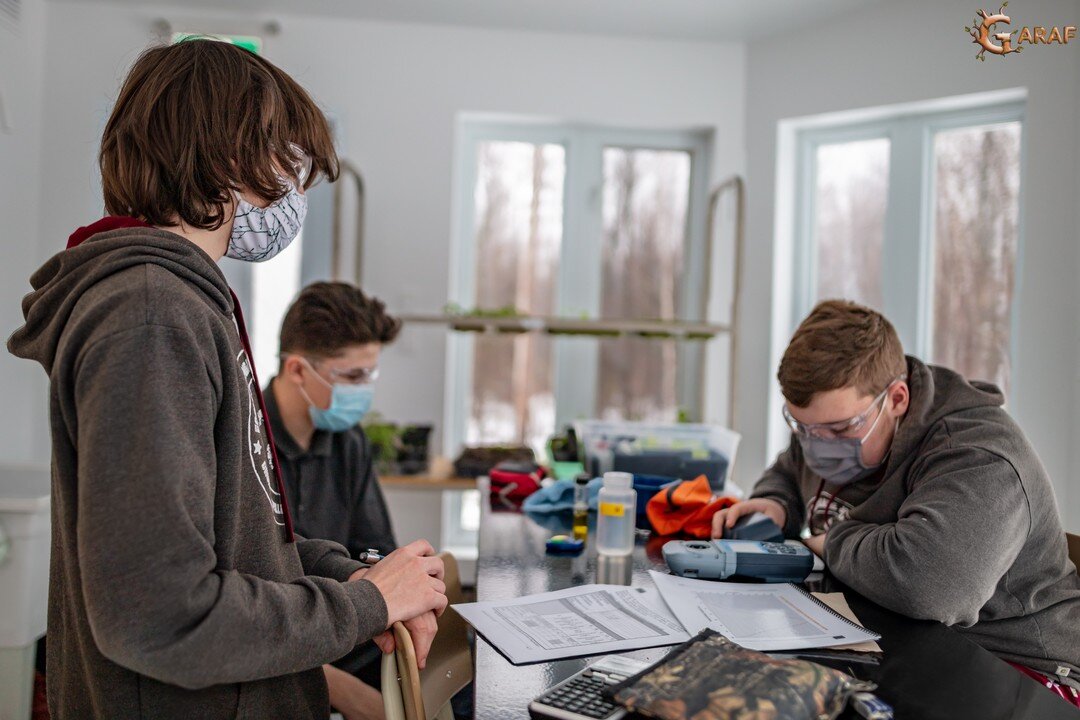 Une autre journée à la maison GARAF! Les secondaires 3 se pratiquent à l'analyse de l'eau cette semaine, seraient-ce des chimistes en devenir?😁
#GARAF #GARAF305 #analysedeleau #écologie #travaildequipe #science #nature #