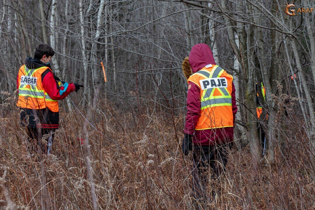 Vous saviez qu'à la maison GARAF nous avons accès à une forêt? C'est là que nos étudiants de secondaire 1 ont passé leur examen de caractérisation d'habitat aujourd'hui!

#GARAF #GARAF106 #GPS #travaildequipe #nature #écologie #forêt #envir