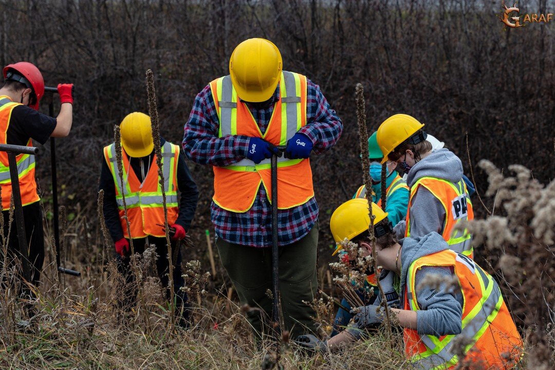 Les élèves du FPT de Marie-Rivier continuent d'exceller! Au total, ils ont préparé 884 boutures pour l'année prochaine et en ont planté 4200 sur 550 mètres carrés de berge! Et le tout en deux jo